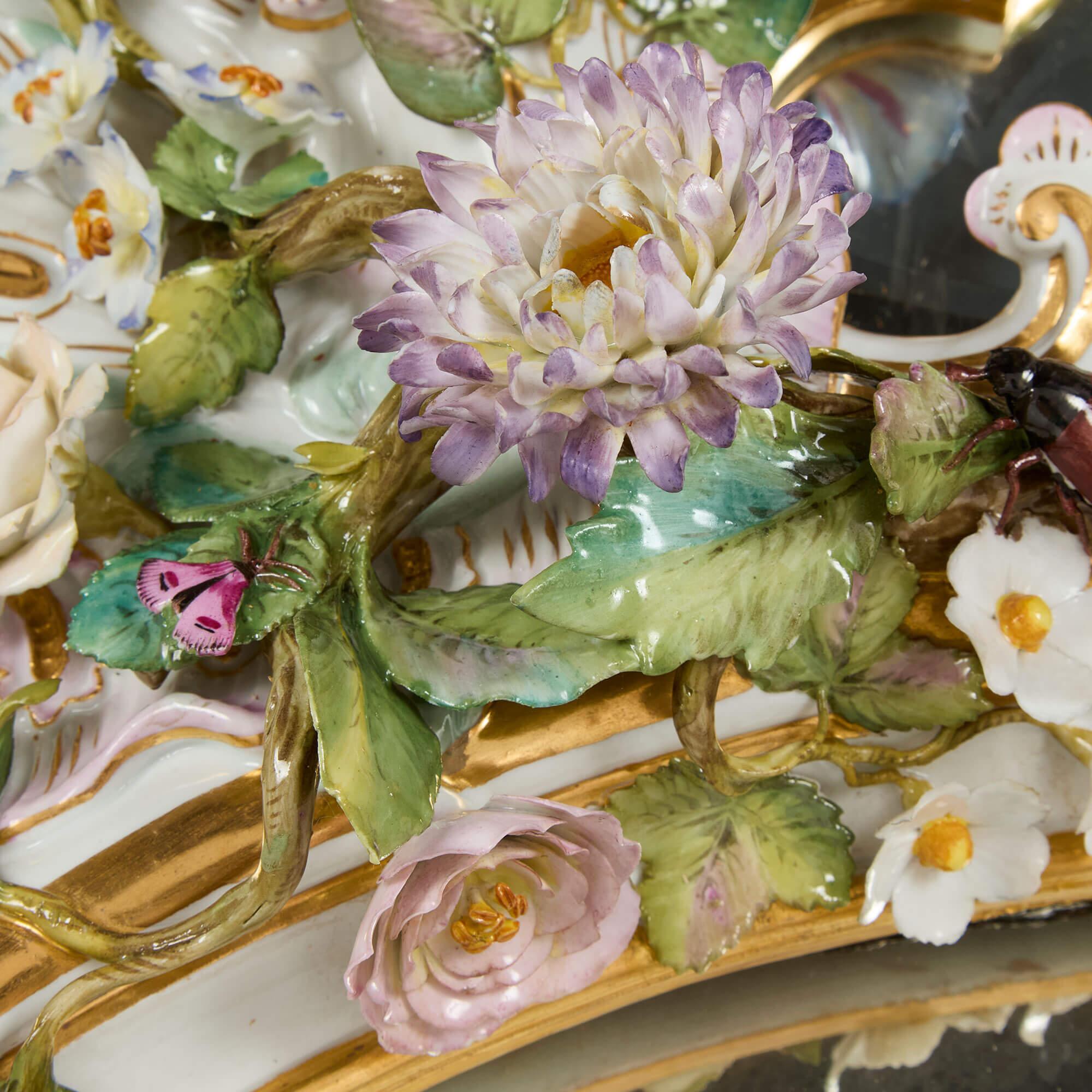 Grande coppia di specchi antichi in porcellana in stile rococò con fiori In condizioni buone in vendita a London, GB