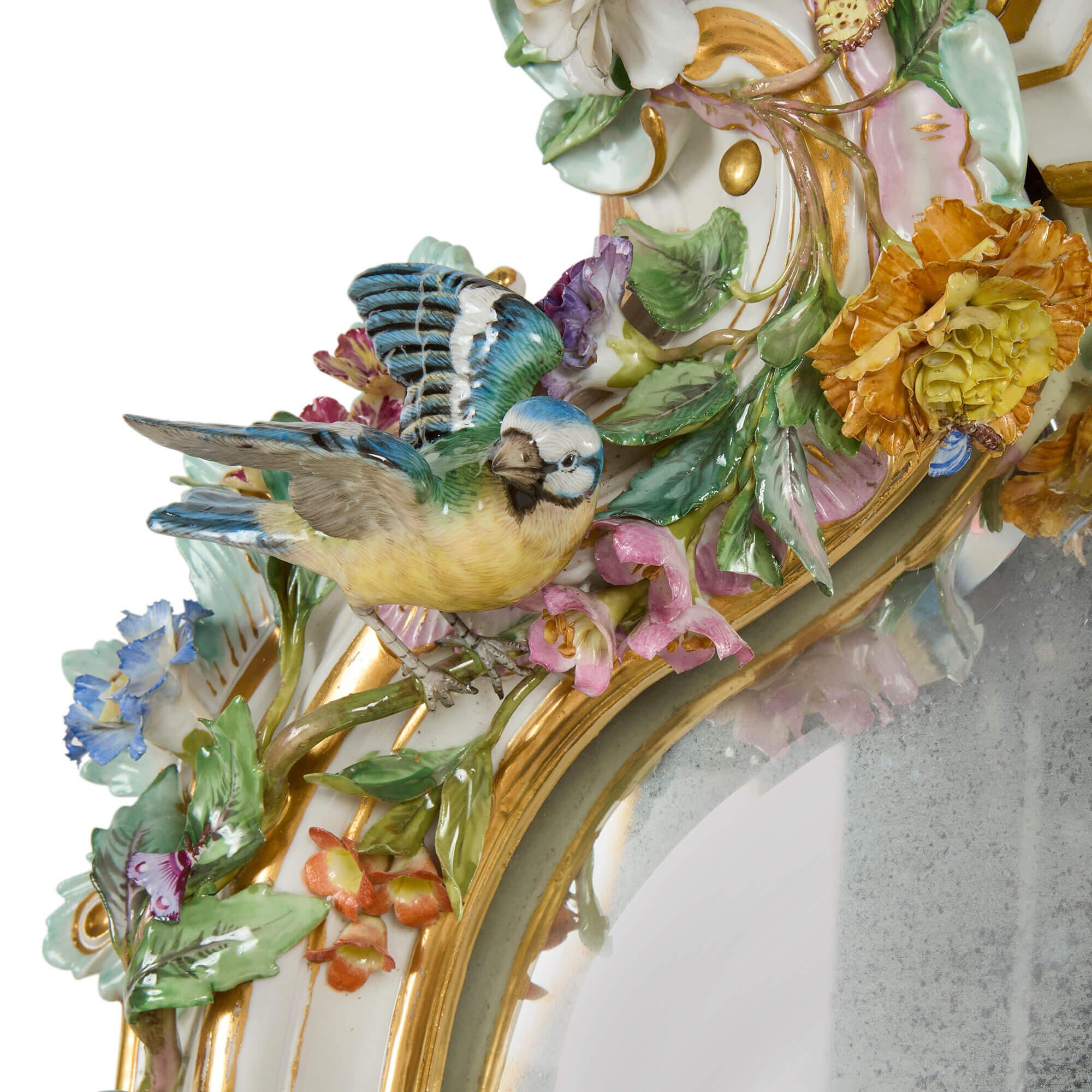 Porcellana Grande coppia di specchi antichi in porcellana in stile rococò con fiori in vendita