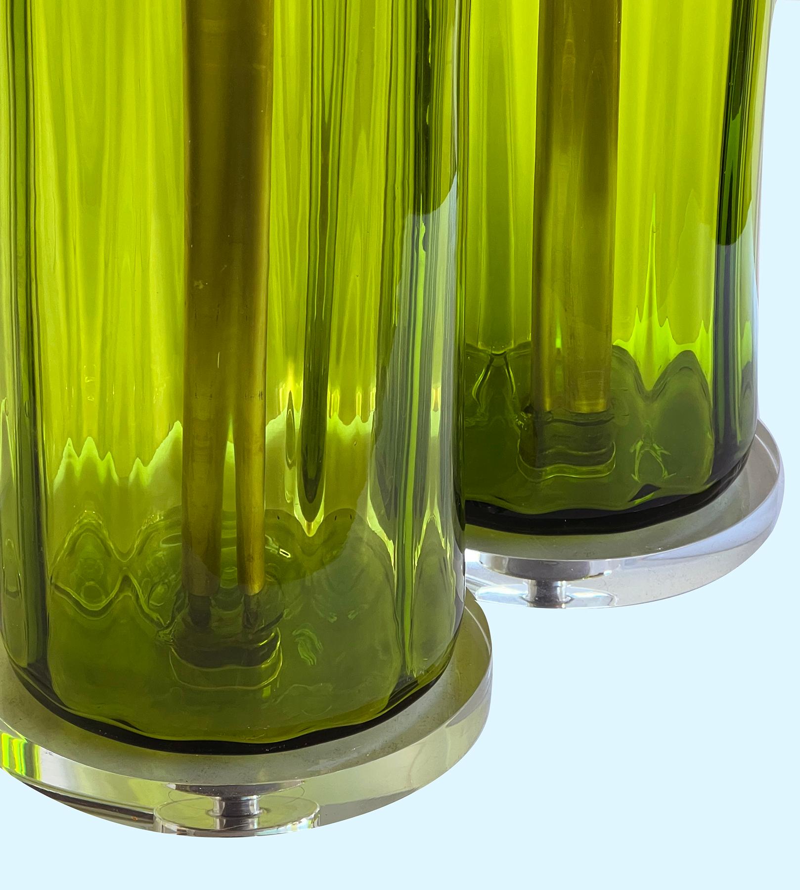 Fatto a mano Grande coppia di vasi a coste Blenko del metà secolo Greene & Greene ora come lampade in vendita