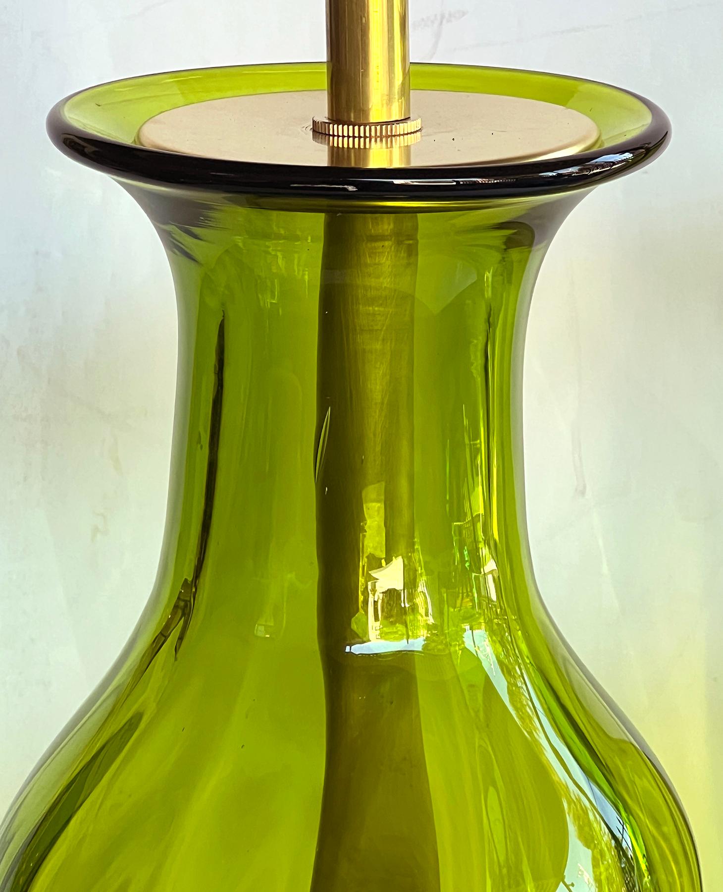 Metà XX secolo Grande coppia di vasi a coste Blenko del metà secolo Greene & Greene ora come lampade in vendita