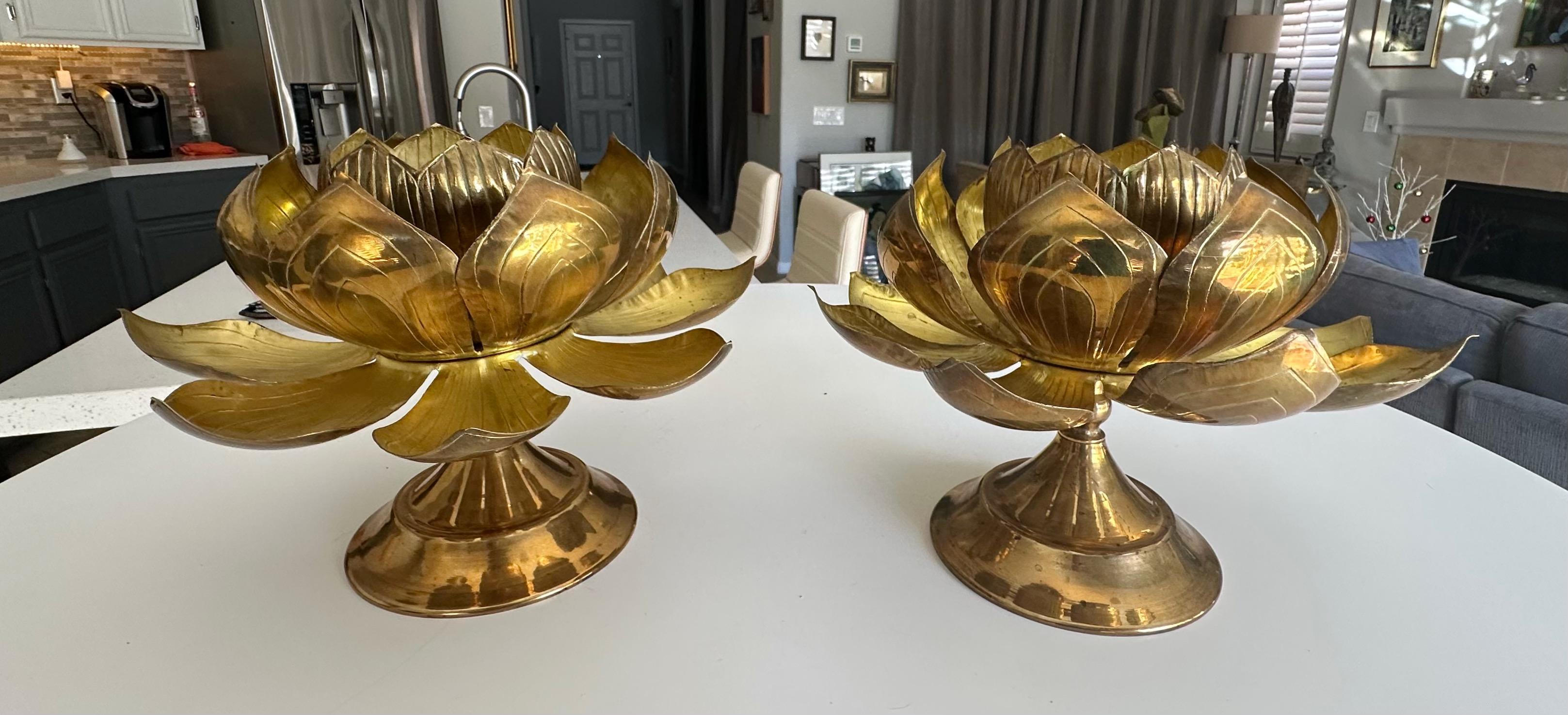 Mid-Century moderno Grande coppia di portacandele in ottone a forma di fiore di loto Feldman in vendita
