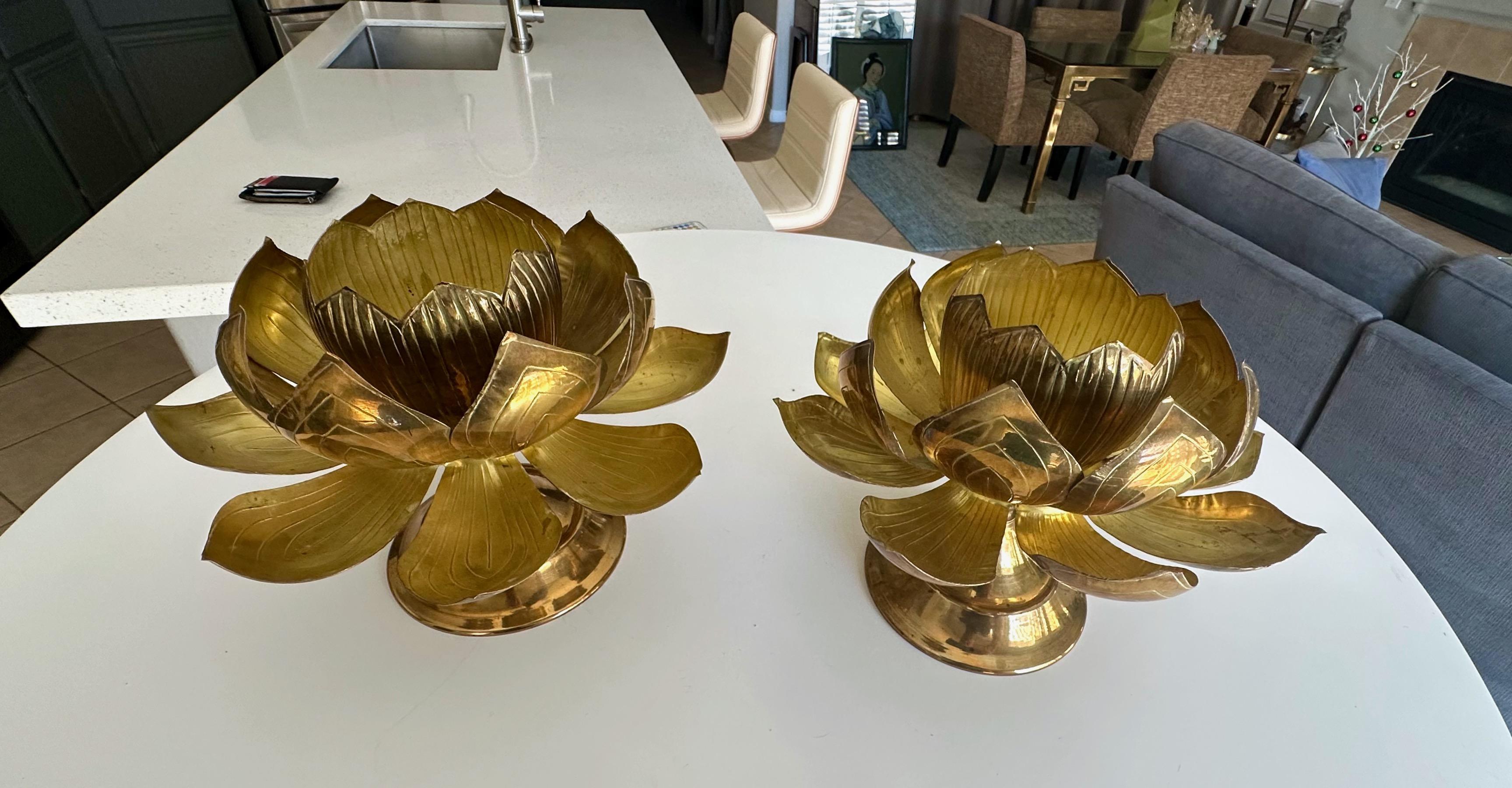 Nordamericano Grande coppia di portacandele in ottone a forma di fiore di loto Feldman in vendita