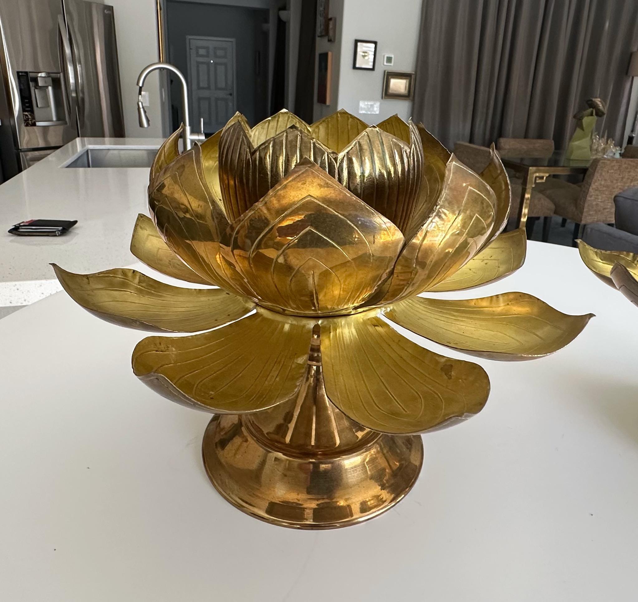 Metà XX secolo Grande coppia di portacandele in ottone a forma di fiore di loto Feldman in vendita