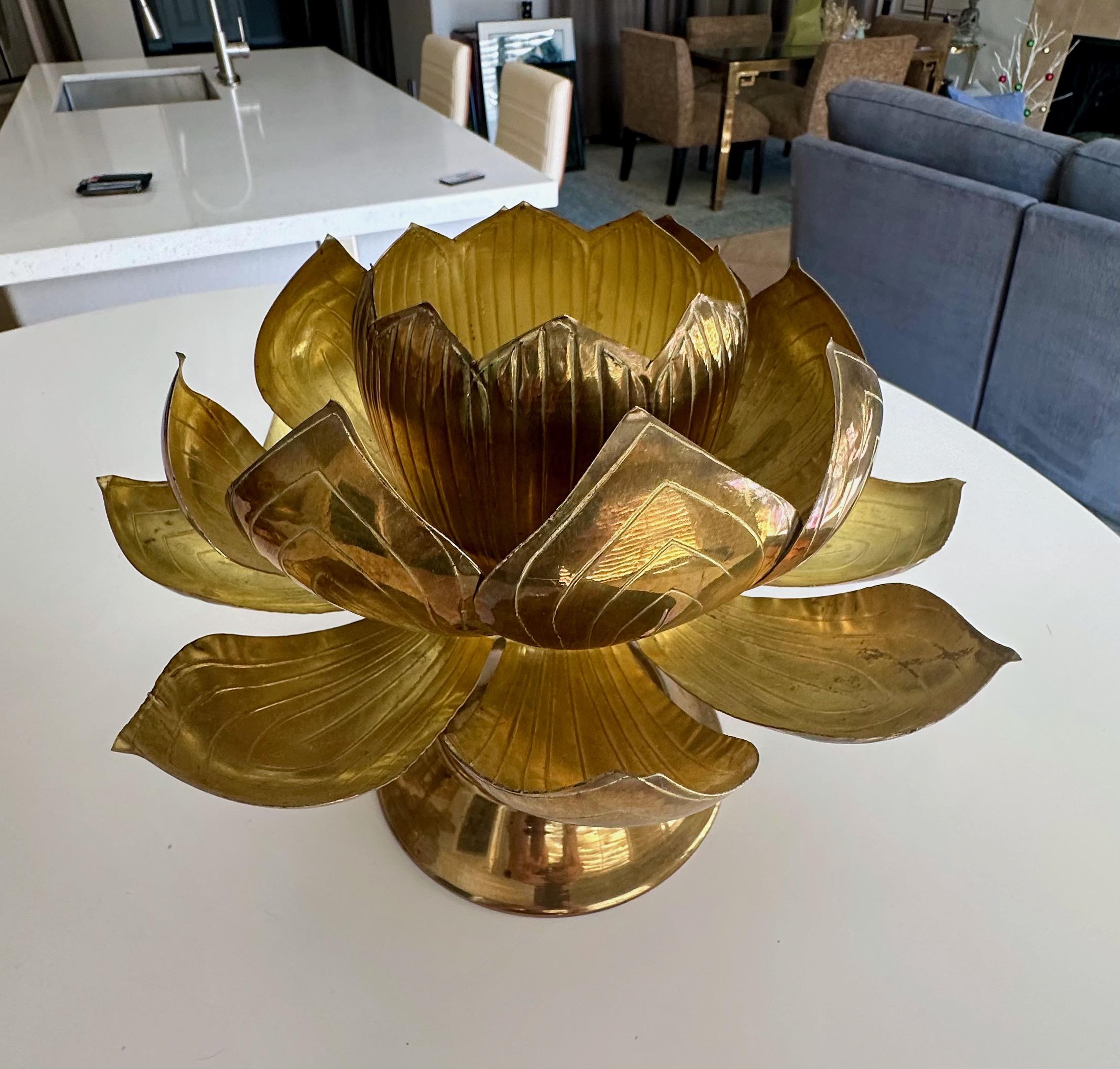 Ottone Grande coppia di portacandele in ottone a forma di fiore di loto Feldman in vendita
