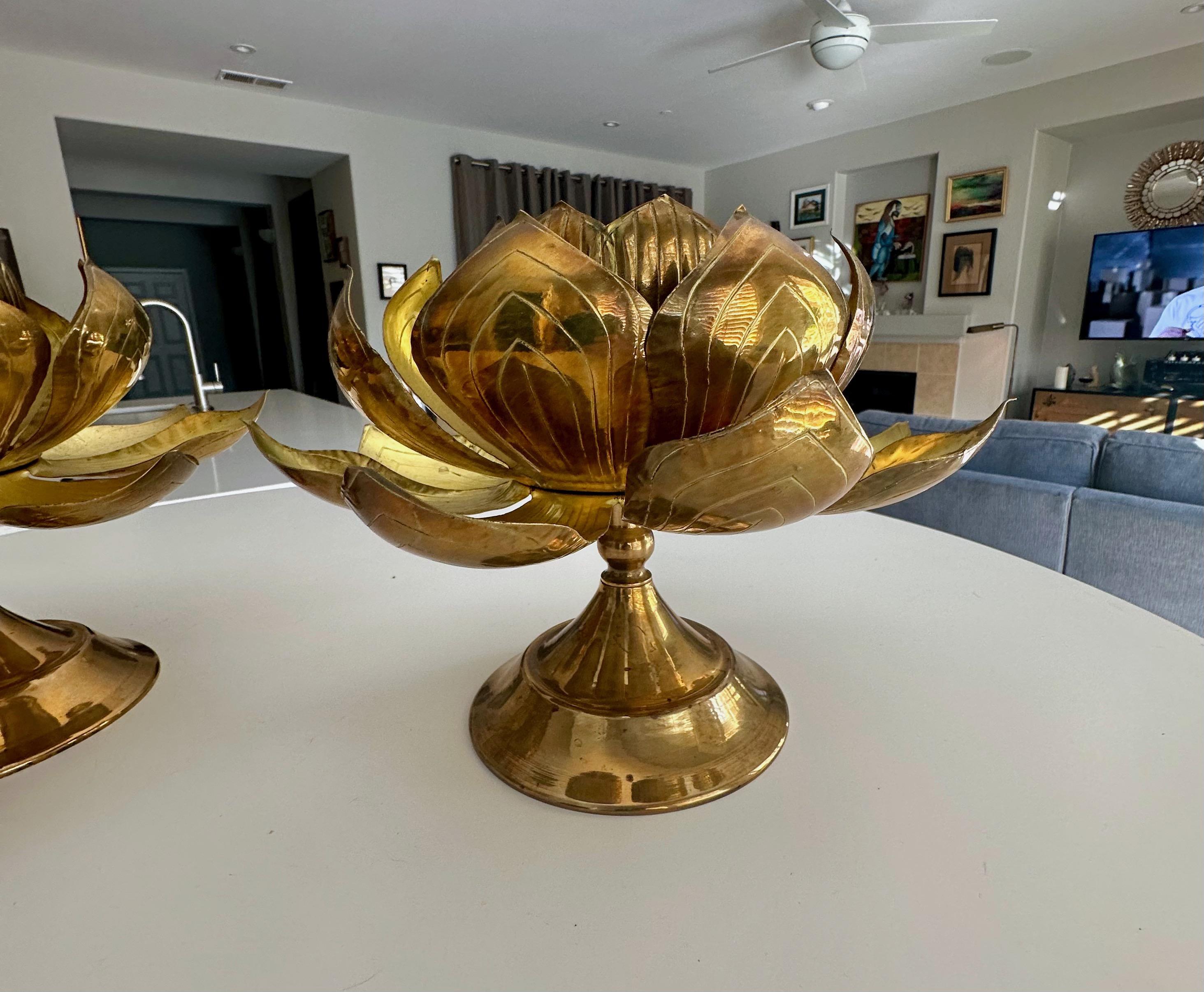 Grande coppia di portacandele in ottone a forma di fiore di loto Feldman in vendita 1