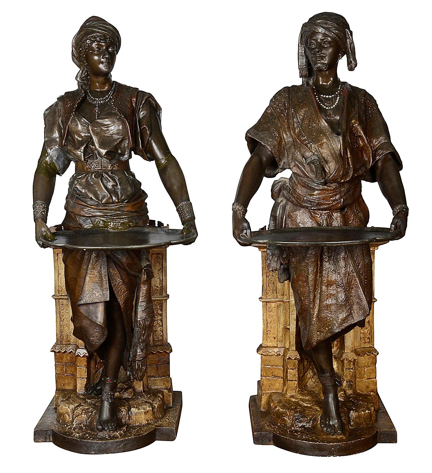 Ein beeindruckendes Paar französischer, kalt bemalter, bronzierter arabischer Zinnfiguren aus dem 19. Jahrhundert, die jeweils ein Tablett halten und sich auf schlossähnliche Sockel stützen.
Signiert an der Basis

Charge 75