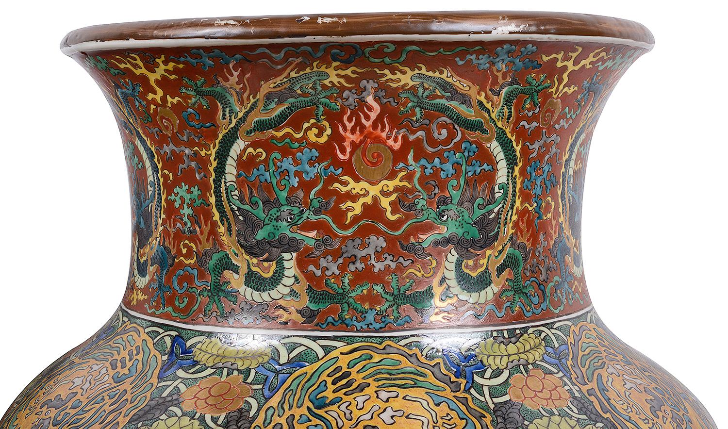 Peint à la main Grande paire de vases en porcelaine Kutani datant du 19e siècle en vente