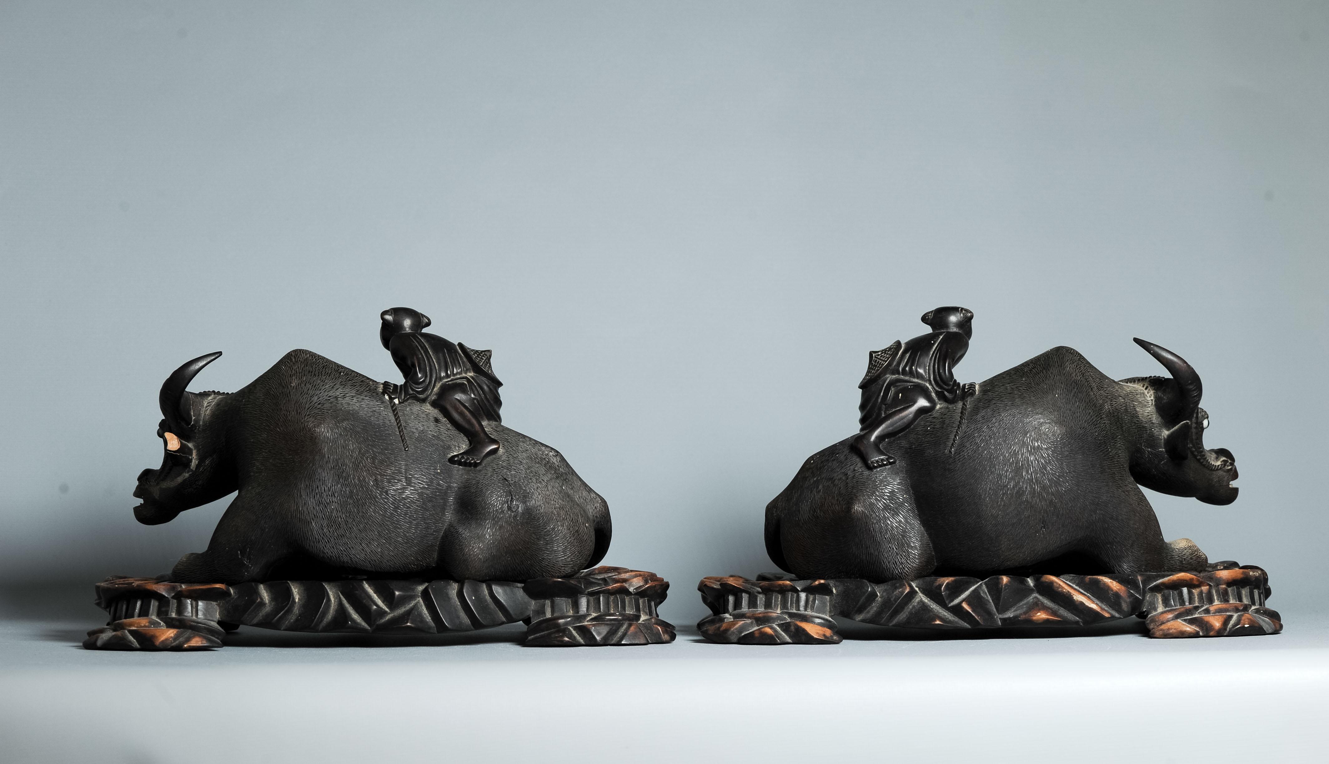 Grande paire de statues chinoises en bois sculpté, datant d'environ 1900 en vente 6