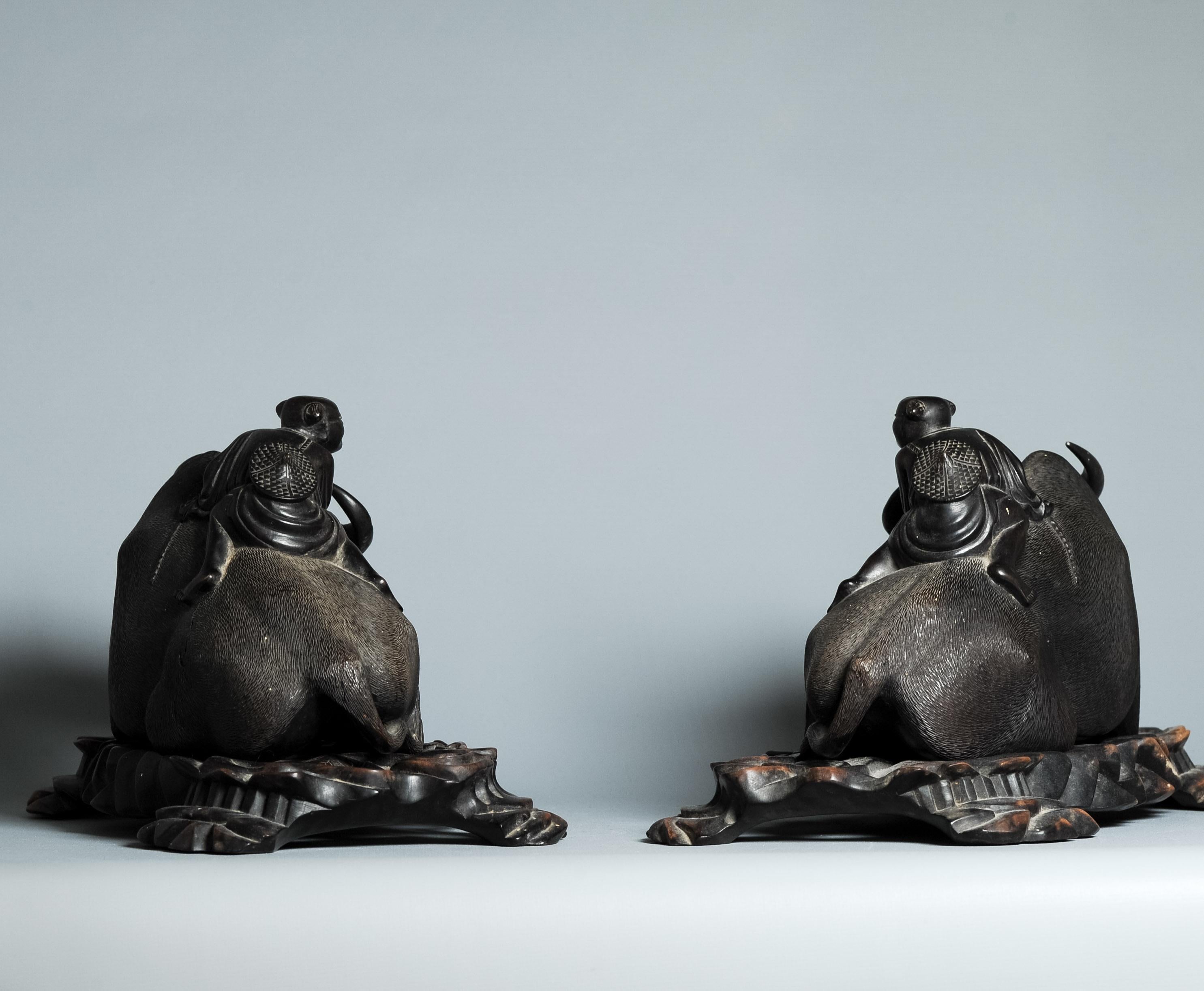 Grande paire de statues chinoises en bois sculpté, datant d'environ 1900 en vente 9