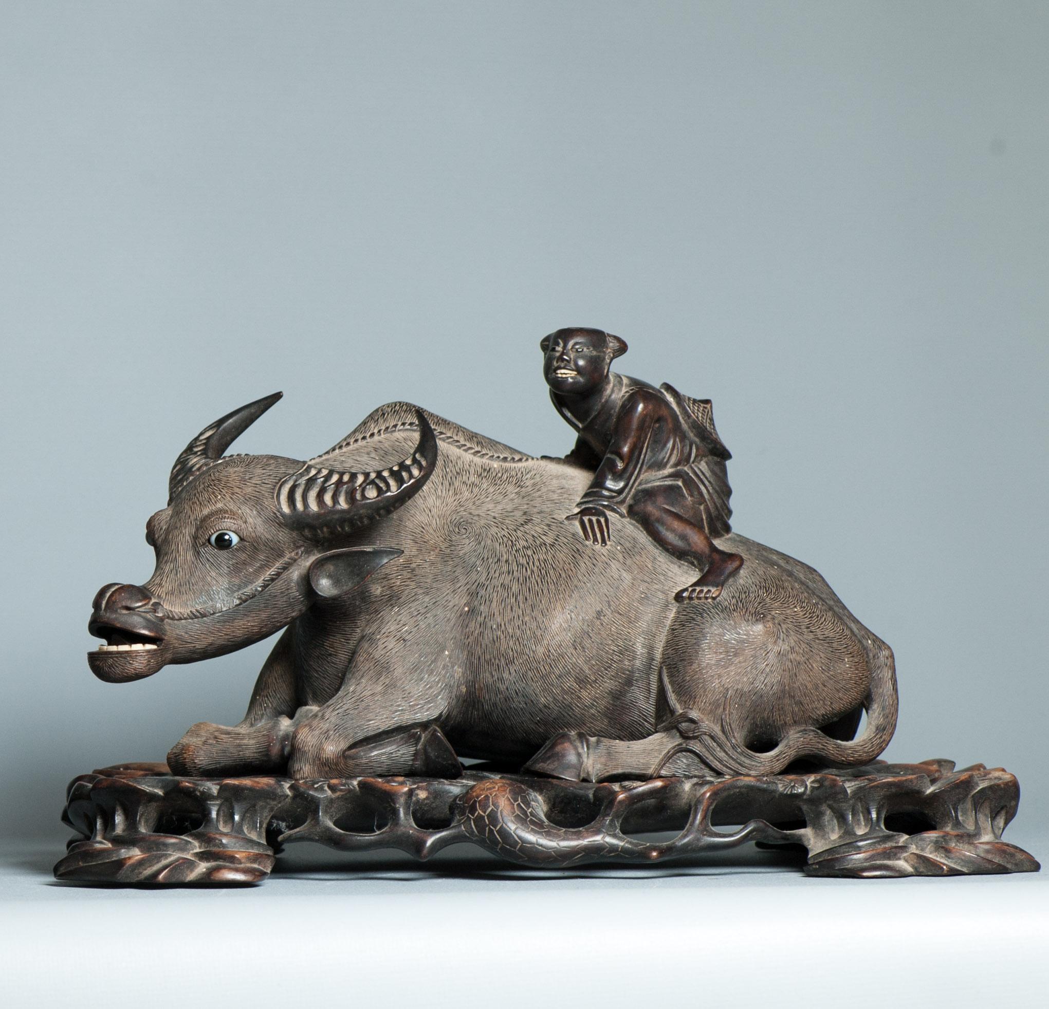 Grande paire de statues chinoises en bois sculpté, datant d'environ 1900 en vente 10