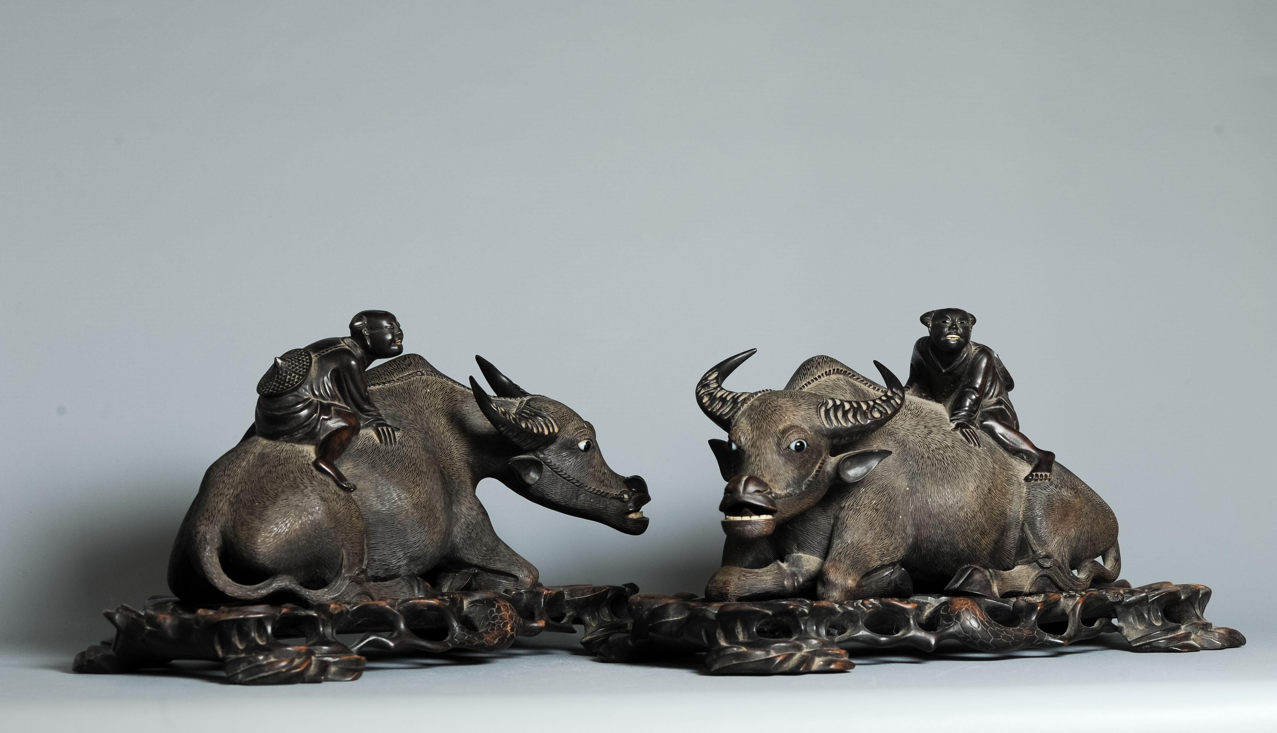 Grande paire de statues chinoises en bois sculpté, datant d'environ 1900 en vente 11