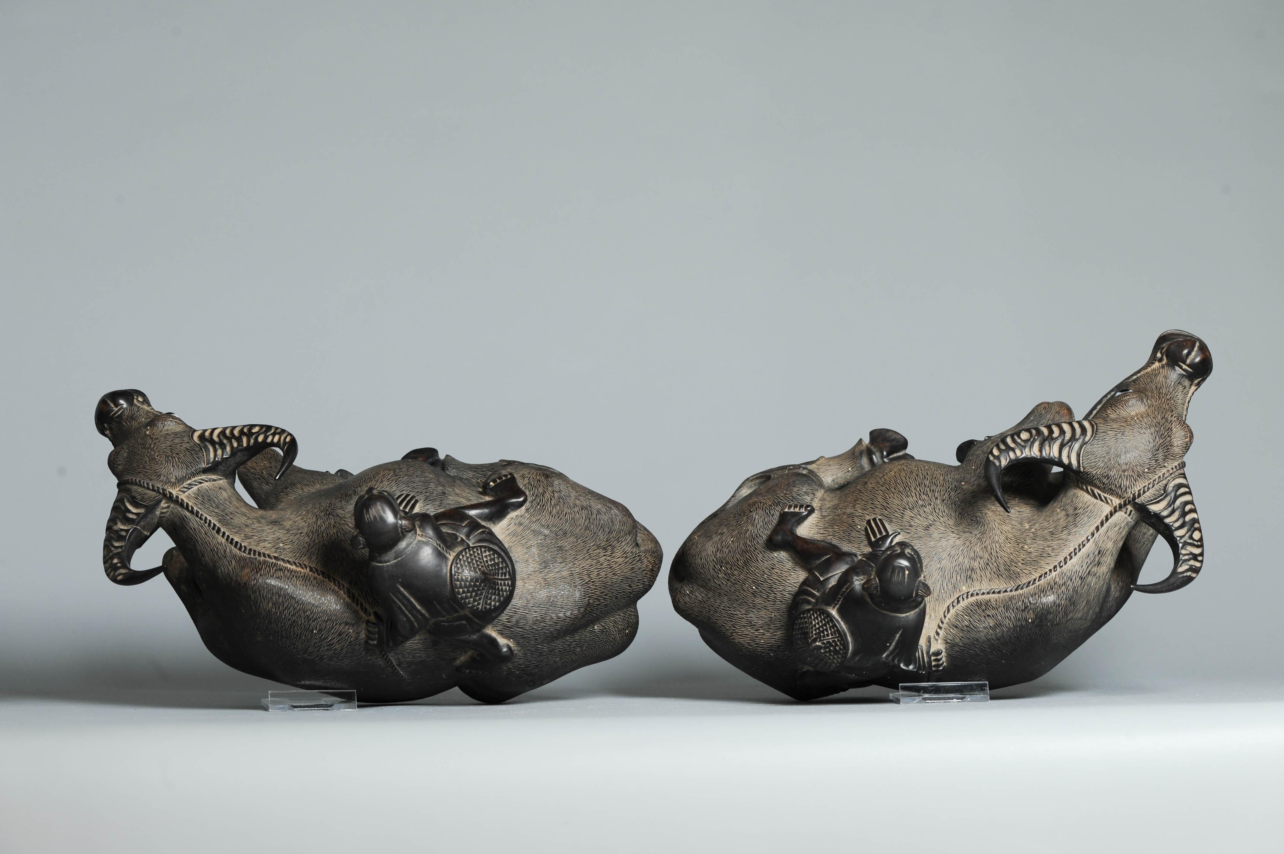 Chine, statues en bois finement sculptées de garçons sur des boeufs. Très beaux détails. Fin de la période Qing ou République.


Condit
en bon état général avec quelques usures habituelles. Vache avec une corne cassée et un morceau d'oreille