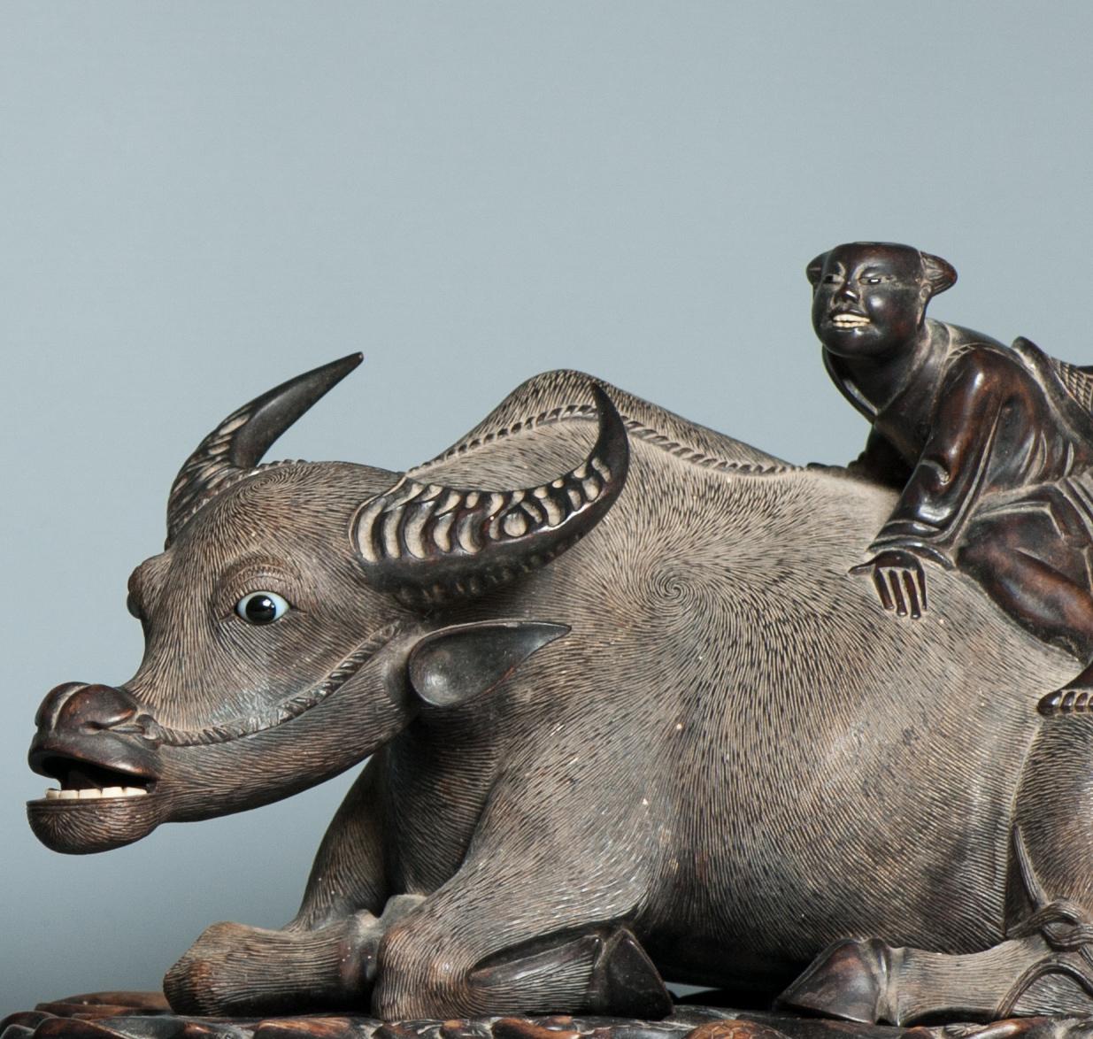 Grande paire de statues chinoises en bois sculpté, datant d'environ 1900 en vente 3