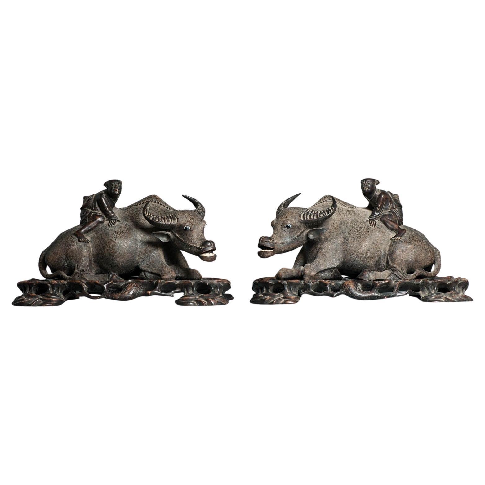 Grande paire de statues chinoises en bois sculpté, datant d'environ 1900