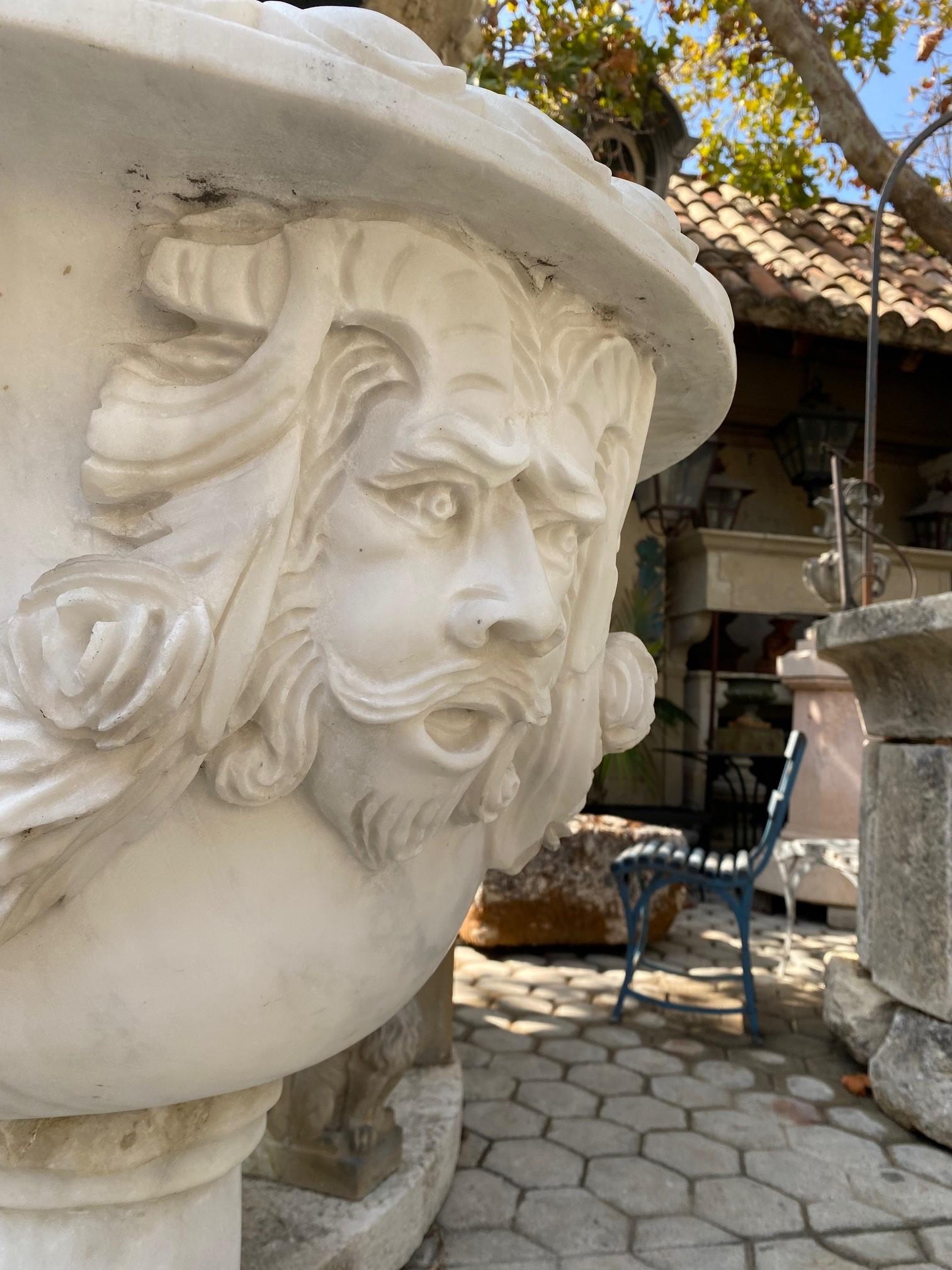 Großes Paar geschnitzt weißem Marmor Stein Jardinière Urne Pflanzer Antiquitäten Los Angeles im Angebot 4