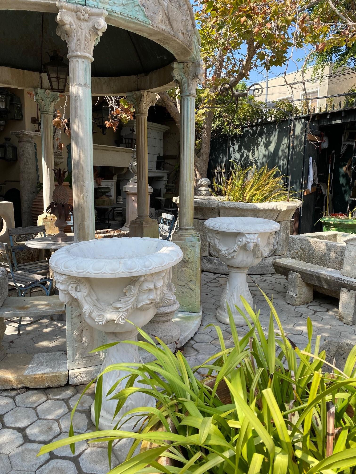 Großes Paar geschnitzt weißem Marmor Stein Jardinière Urne Pflanzer Antiquitäten Los Angeles im Zustand „Gut“ im Angebot in West Hollywood, CA