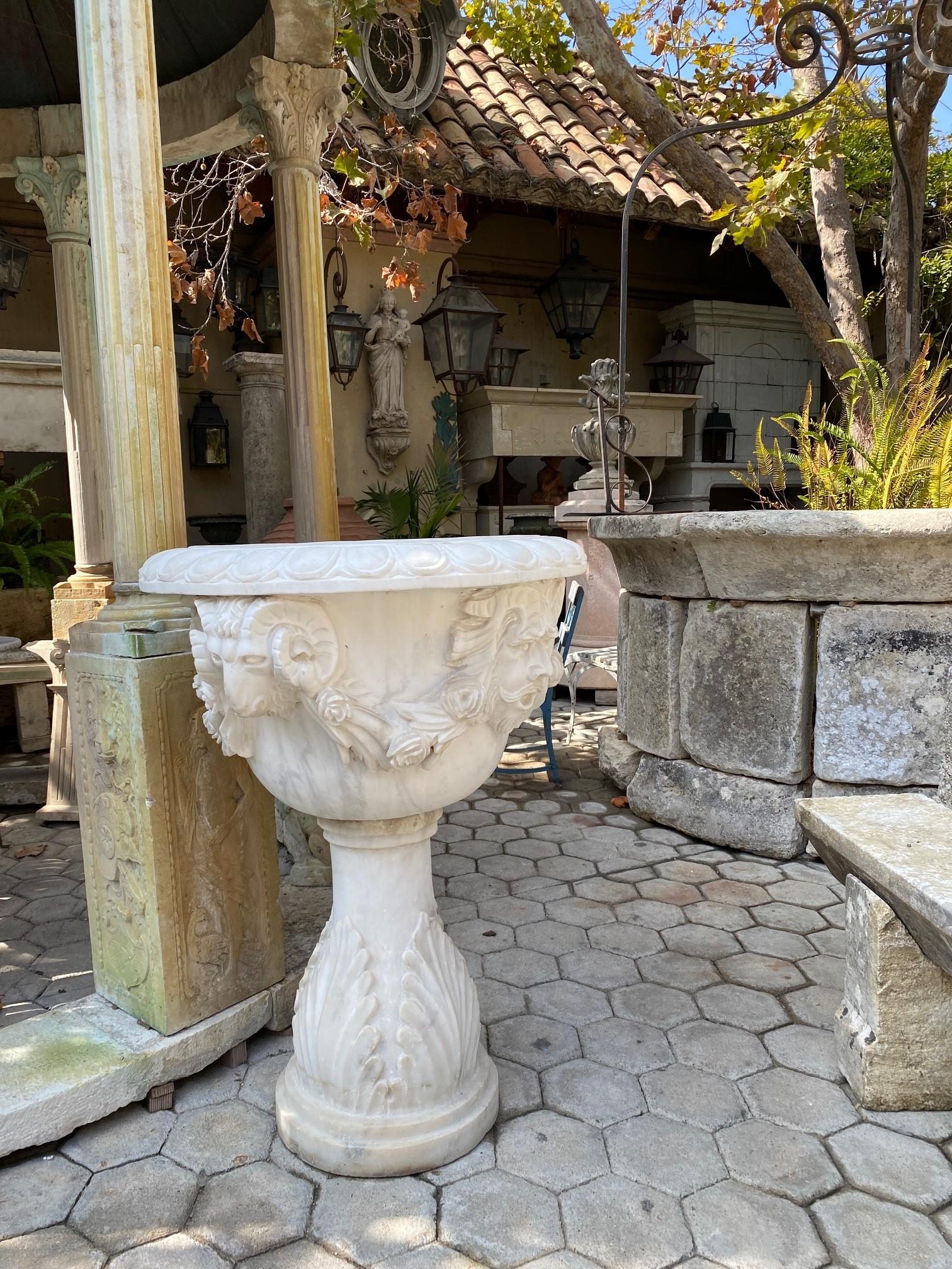 Großes Paar geschnitzt weißem Marmor Stein Jardinière Urne Pflanzer Antiquitäten Los Angeles im Angebot 3