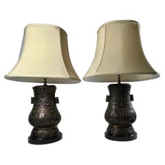Paire de grands vases en bronze à couvercle de style archaïque chinois, lampes-urnes
