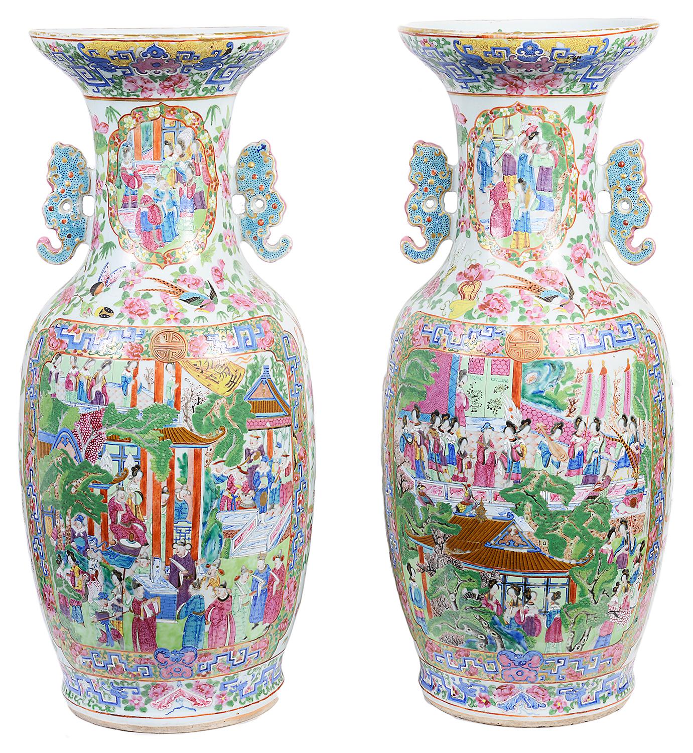 Una coppia imponente e di ottima qualità di vasi a medaglione cantonese/rosa. Ognuno di essi presenta splendidi colori vivaci, con pannelli interni dipinti a mano che raffigurano scene di cortigiani e dei loro assistenti, contornati da motivi
