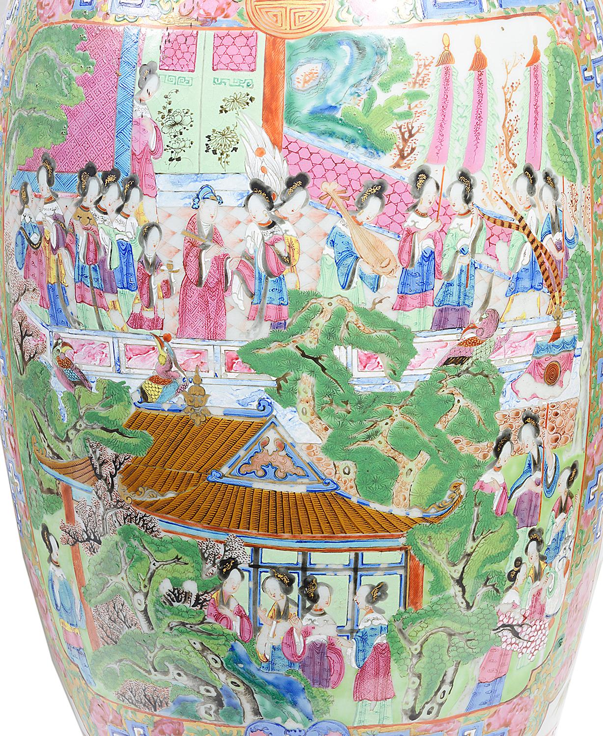 Peint à la main Paire de grands vases chinois cantonés à médaillons roses, 19ème siècle en vente