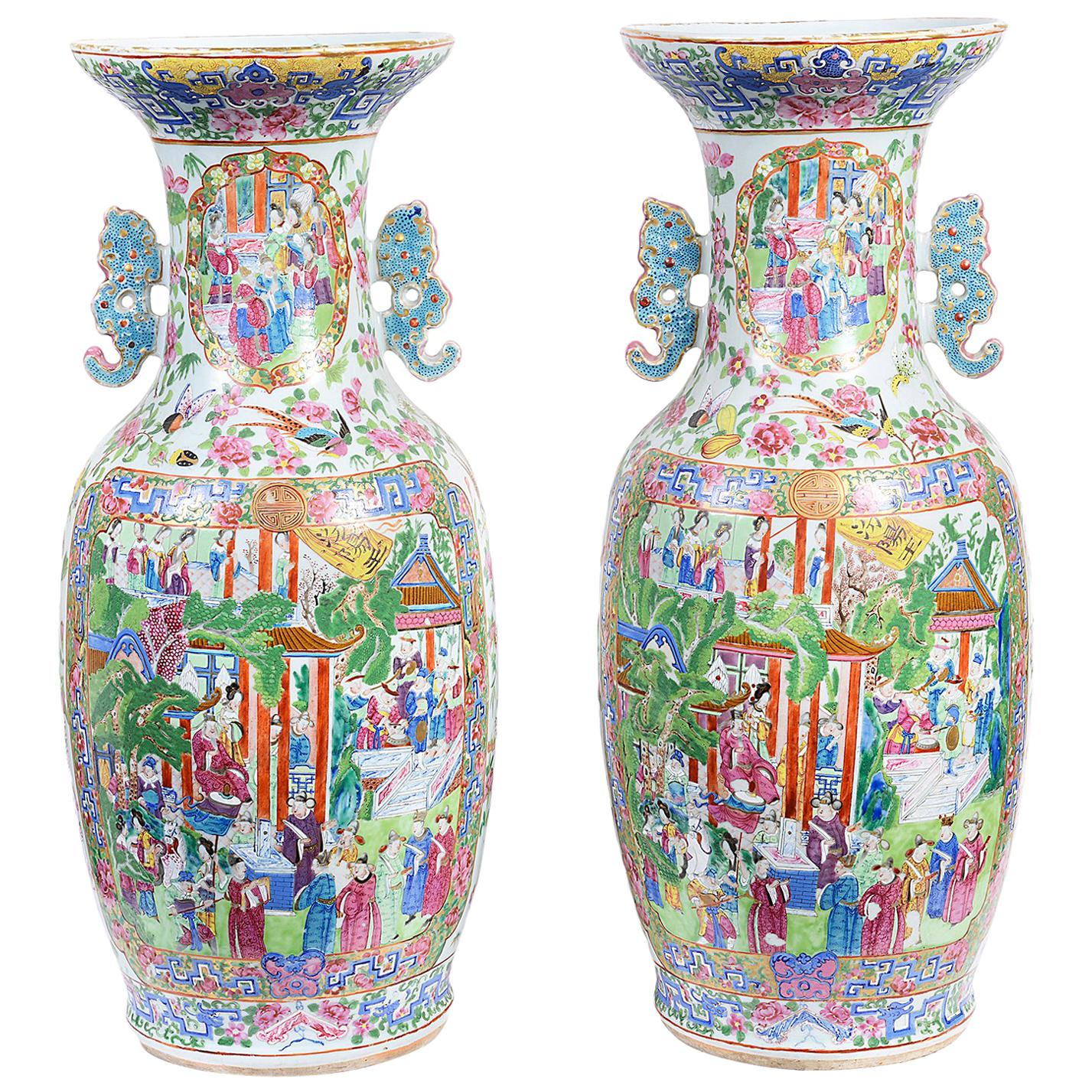 Paire de grands vases chinois cantonés à médaillons roses, 19ème siècle