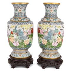 Grande coppia di vasi cinesi in smalto cloisonné blu, bianchi, uccelli e fiori Wood