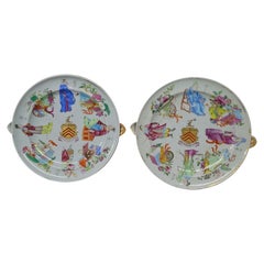 Grande paire d'assiettes de signalisation armoriées d'exportation chinoise de la famille Chauncey, datant d'environ 1815