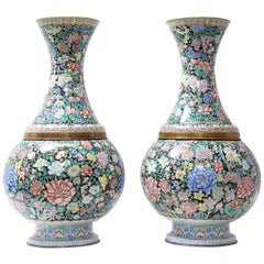 Paire de grands vases chinois Famille Noir Canton en émail peints avec des fleurs et des fruits