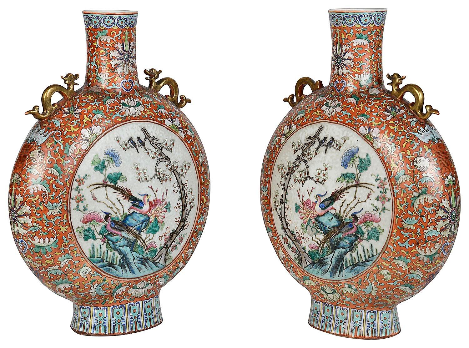 Großes Paar chinesischer Famille-Mondflaschen, 1880. (Handbemalt) im Angebot