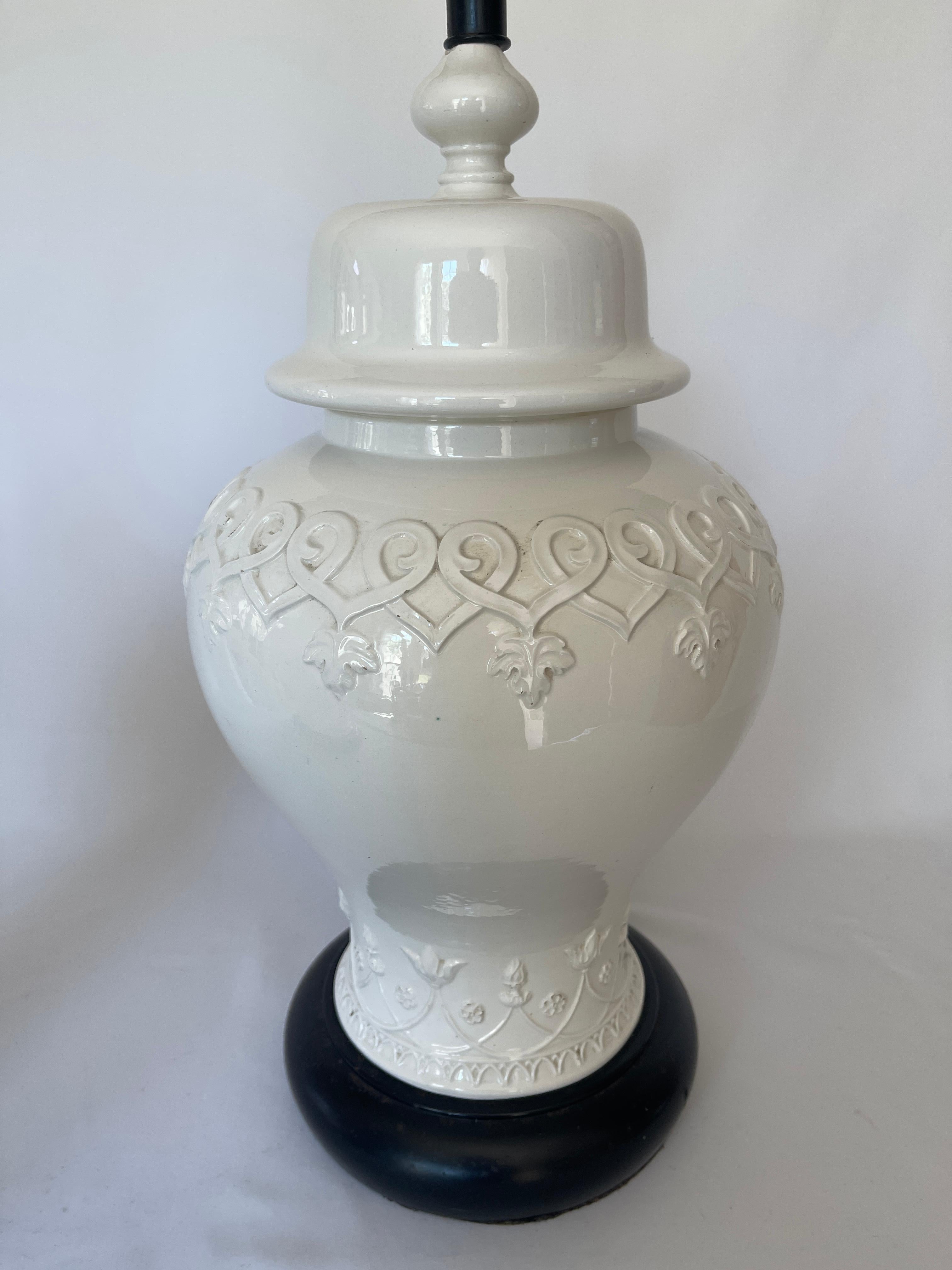 Large Pair Chinoiserie Italian Ceramic Blanc De Chine Ginger Jar Lamps In Good Condition For Sale In New York, NY