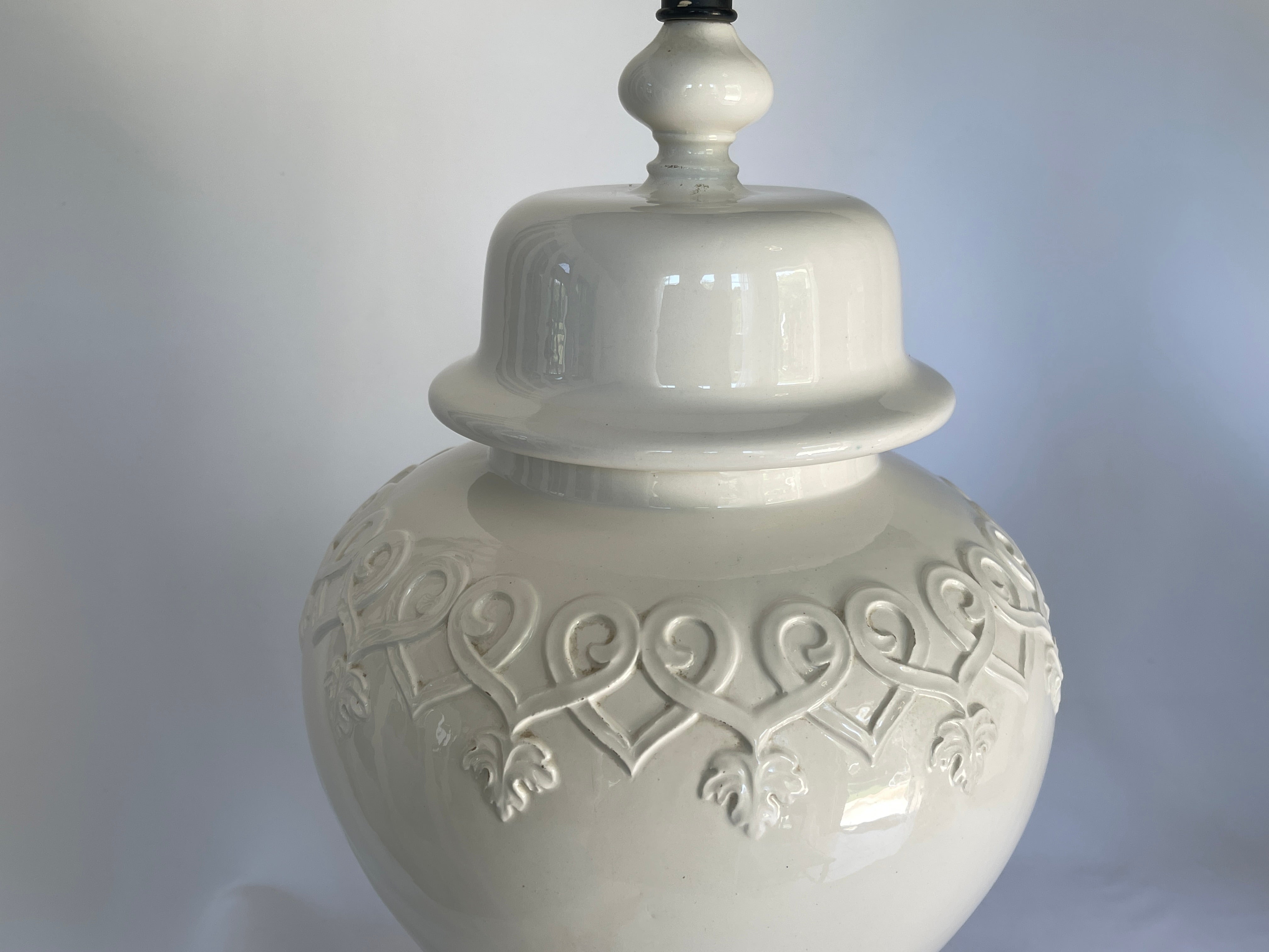 20th Century Large Pair Chinoiserie Italian Ceramic Blanc De Chine Ginger Jar Lamps For Sale