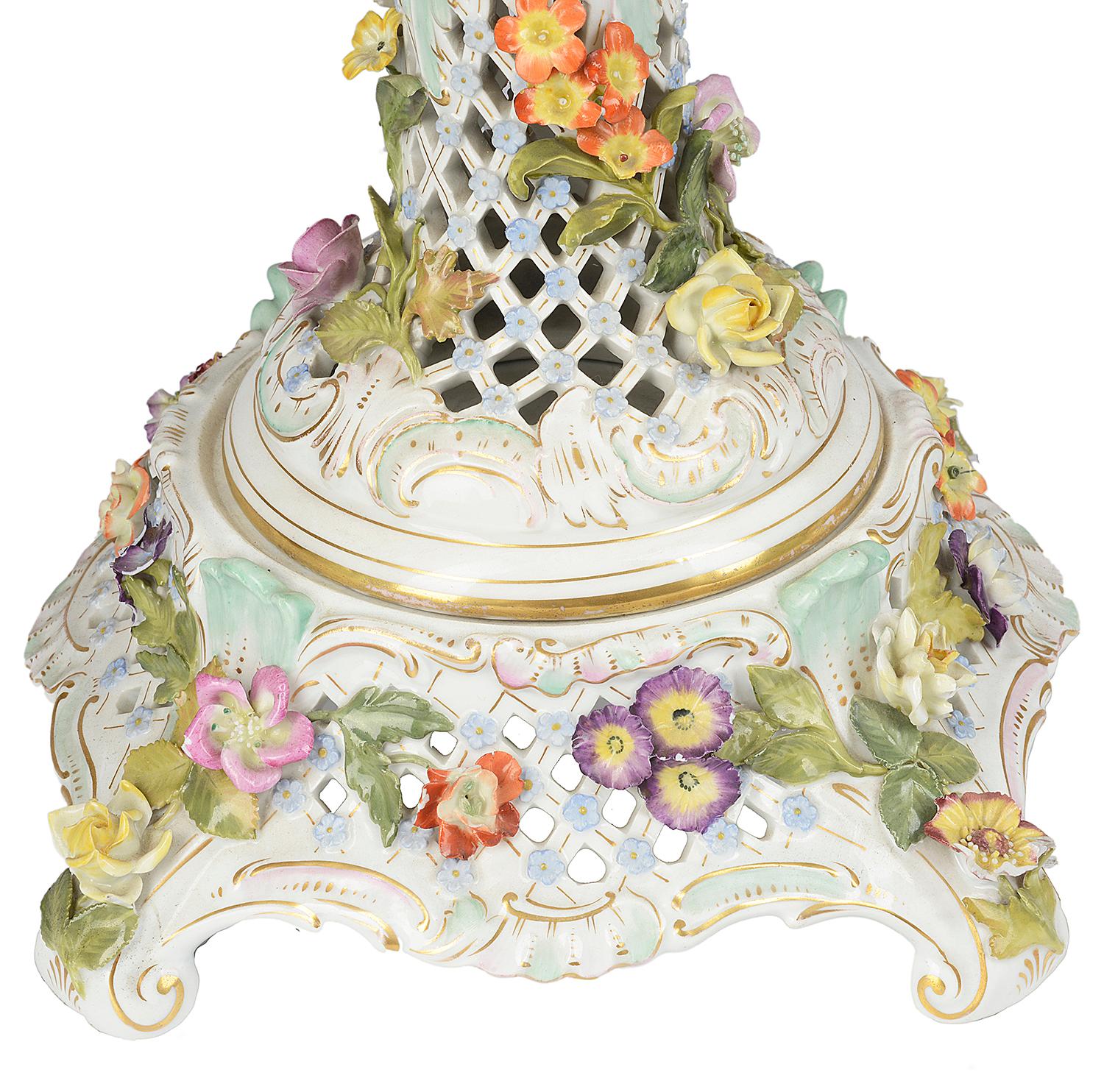 Un'impressionante coppia di piatti con coperchio in stile Dresden Porcelain, ciascuno con cherubini seduti o che si arrampicano intorno ai coperchi, corone con stemmi di famiglia, bellissimi fiori colorati che circondano i vasi e i manici. Scene