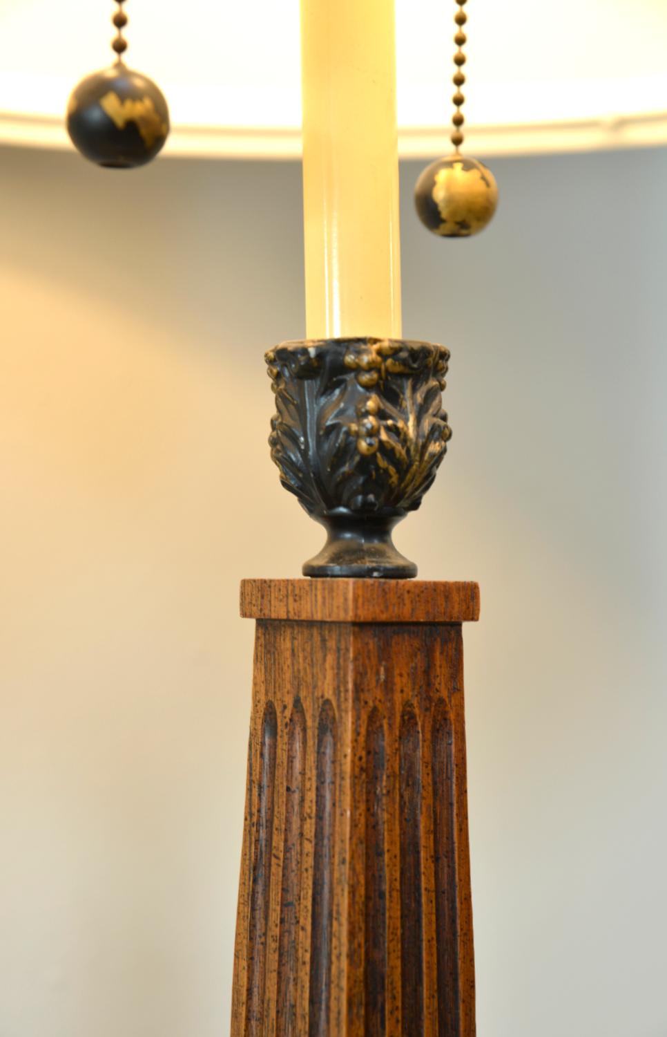 Großes Paar Empire Stil korinthische Säule Lampen Midcentury American Wood Messing im Angebot 2