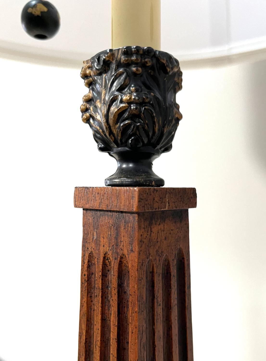 Großes Paar Empire Stil korinthische Säule Lampen Midcentury American Wood Messing im Angebot 3
