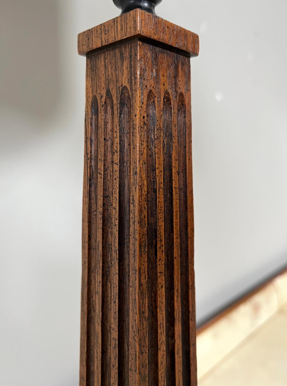 Großes Paar Empire Stil korinthische Säule Lampen Midcentury American Wood Messing im Angebot 4