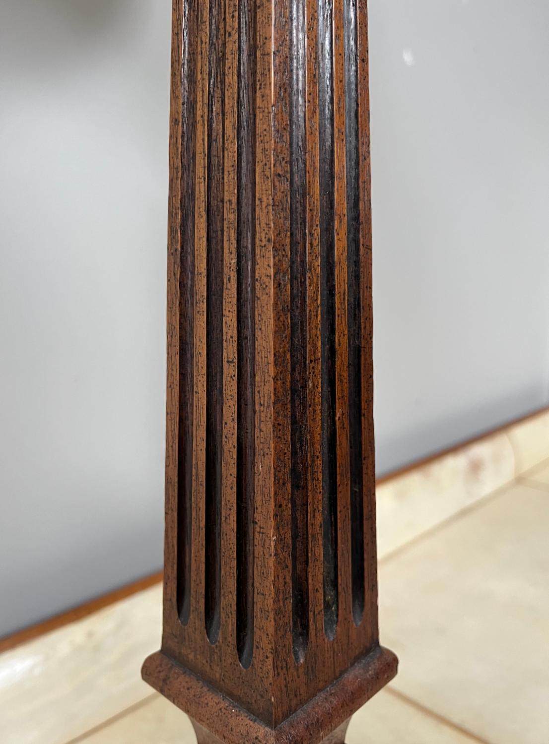 Großes Paar Empire Stil korinthische Säule Lampen Midcentury American Wood Messing im Angebot 5