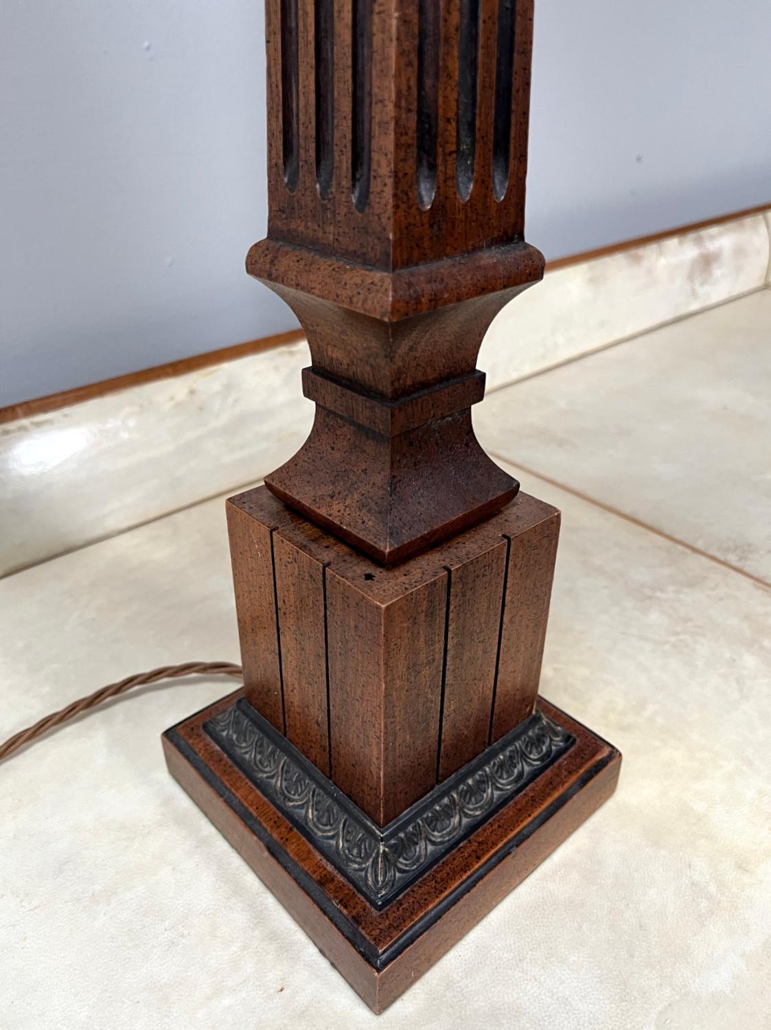 Großes Paar Empire Stil korinthische Säule Lampen Midcentury American Wood Messing im Angebot 6