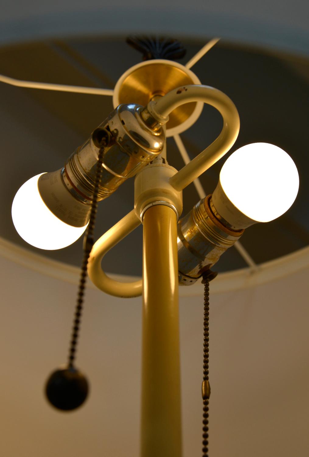 Großes Paar Empire Stil korinthische Säule Lampen Midcentury American Wood Messing im Angebot 7