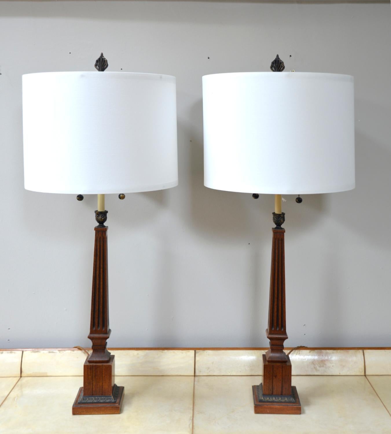Großes Paar Empire Stil korinthische Säule Lampen Midcentury American Wood Messing (Amerikanischer Imperialismus) im Angebot