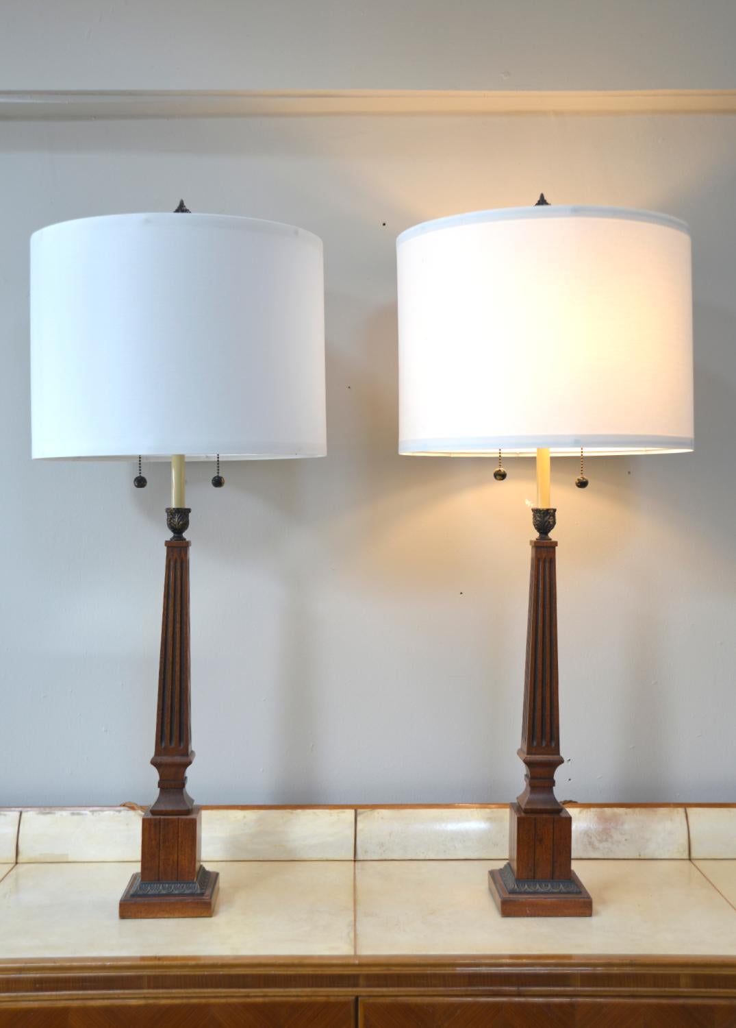 Großes Paar Empire Stil korinthische Säule Lampen Midcentury American Wood Messing (amerikanisch) im Angebot