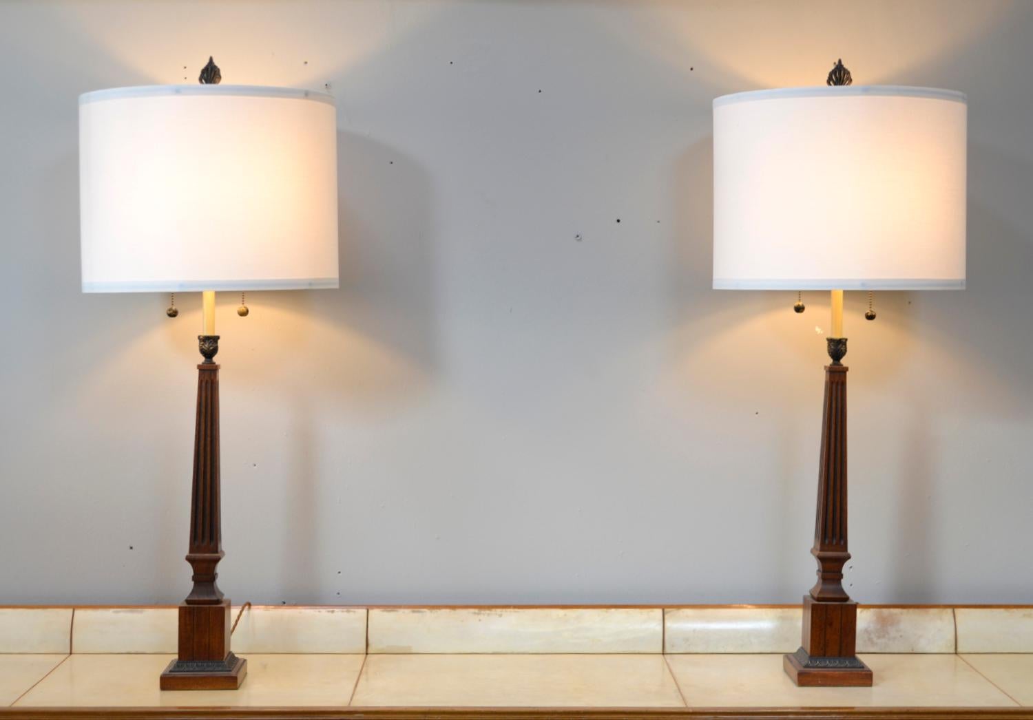 Großes Paar Empire Stil korinthische Säule Lampen Midcentury American Wood Messing (Geschnitzt) im Angebot