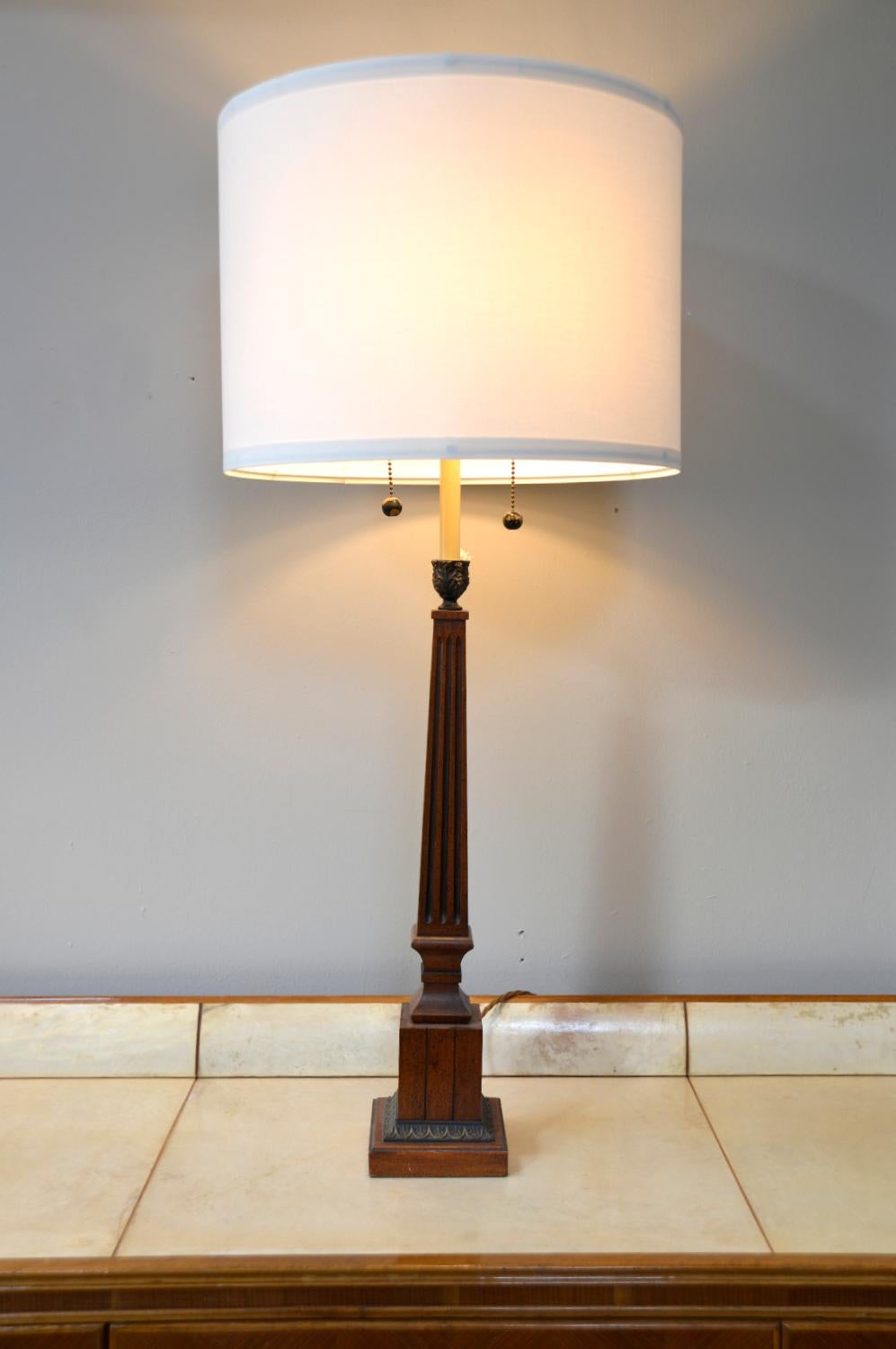 Großes Paar Empire Stil korinthische Säule Lampen Midcentury American Wood Messing (20. Jahrhundert) im Angebot