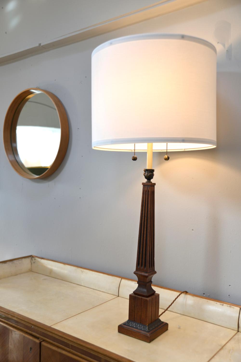 Großes Paar Empire Stil korinthische Säule Lampen Midcentury American Wood Messing (Metall) im Angebot