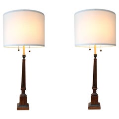 Grande paire de lampes à colonne corinthiennes de style Empire en bois américain du milieu du siècle dernier