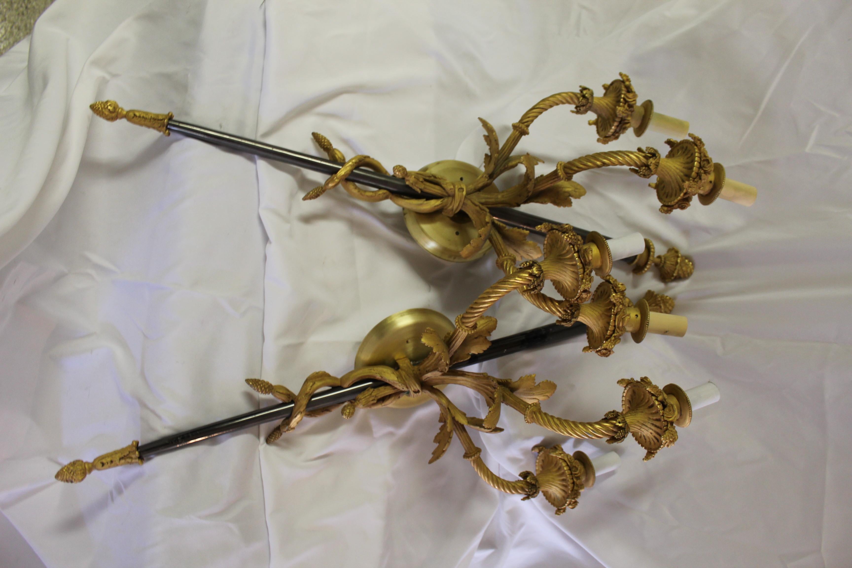 Americano Coppia di grandi lampade, stile impero, placca d'oro 18 carati, 3 luci, nero  Albero in vendita
