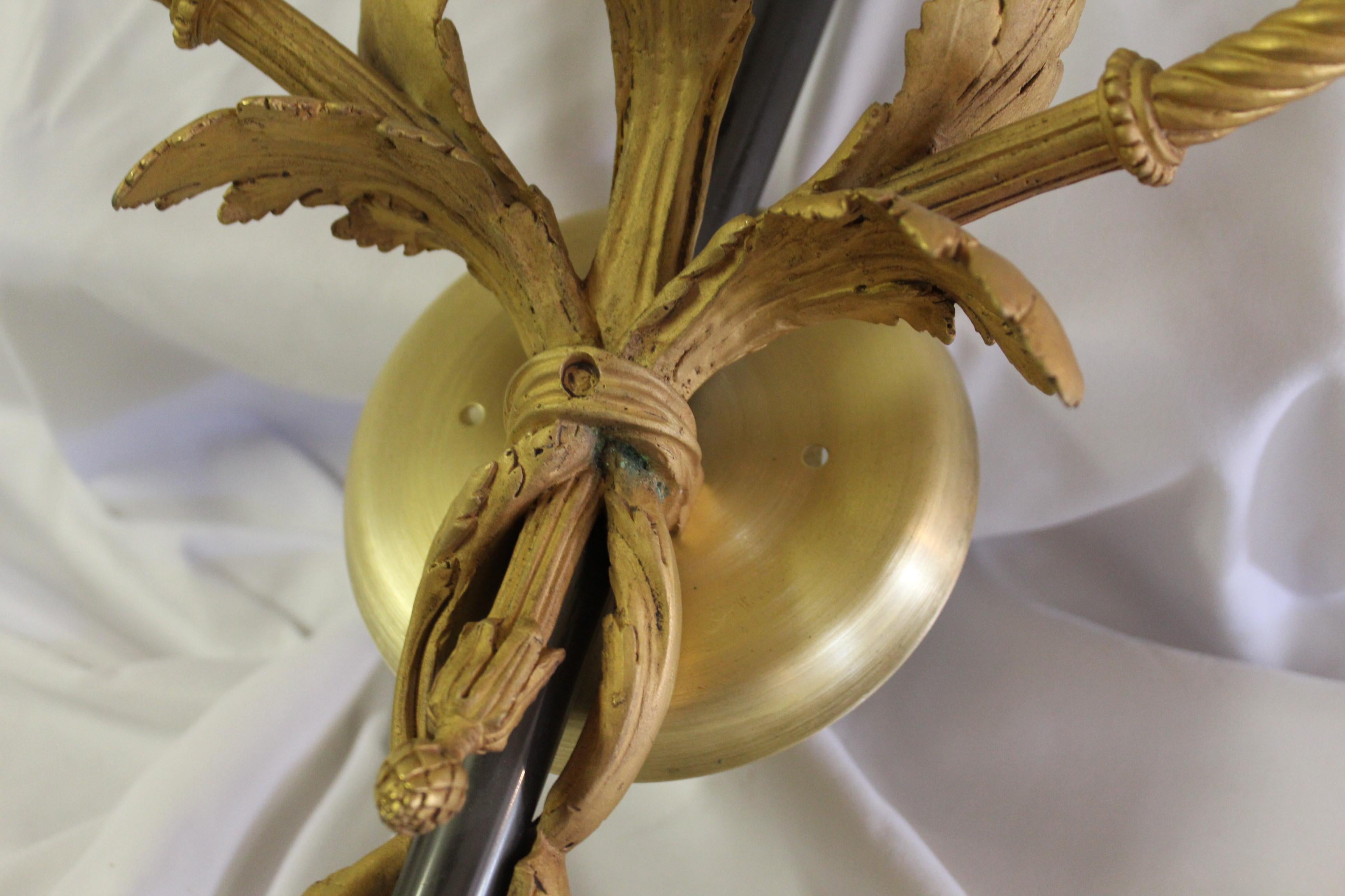 Coppia di grandi lampade, stile impero, placca d'oro 18 carati, 3 luci, nero  Albero In condizioni buone in vendita a Los Angeles, CA