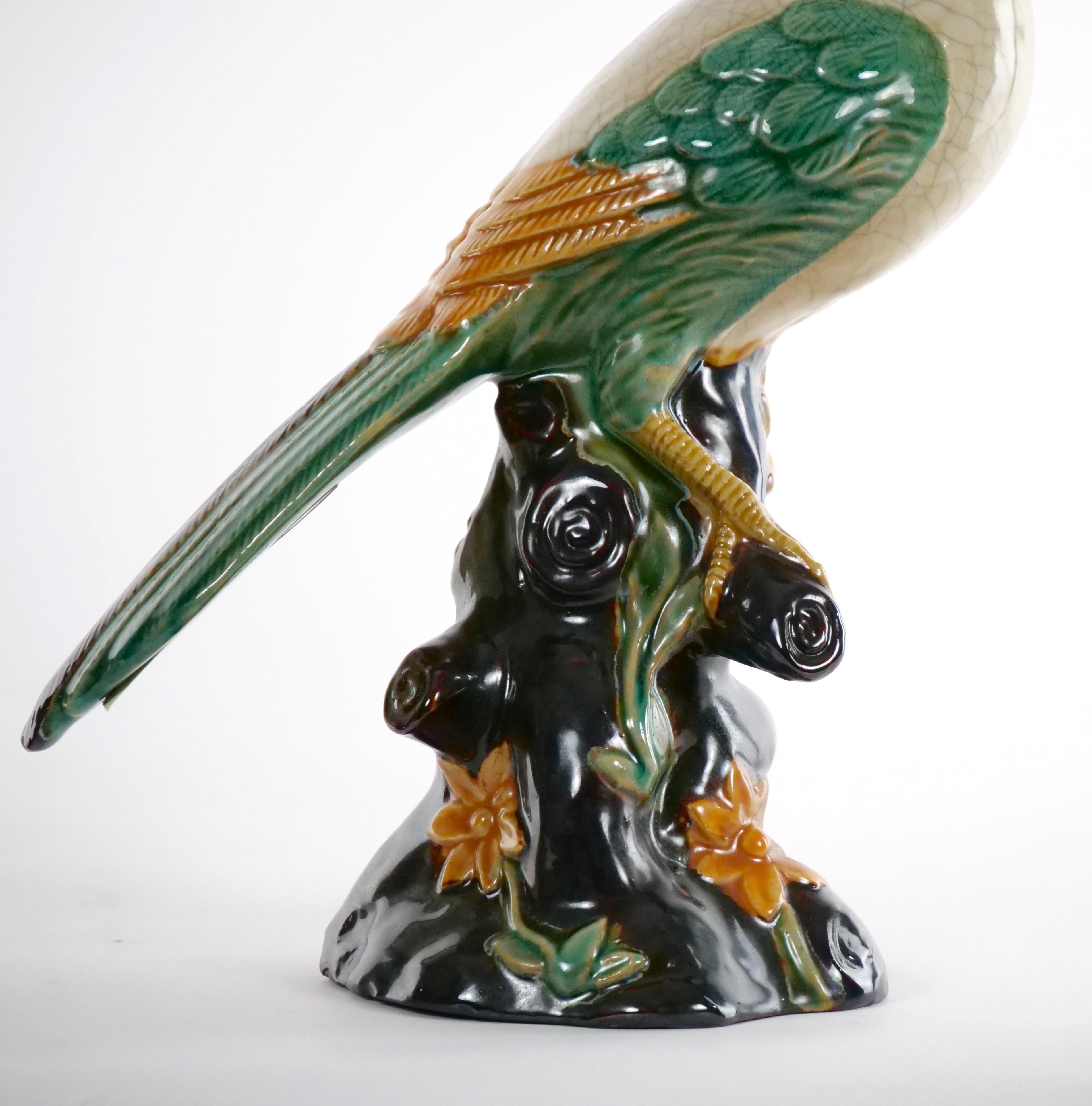 Großes Paar englische glasierte Porzellan-/Terrakotta-Vogelstatuen im Angebot 3
