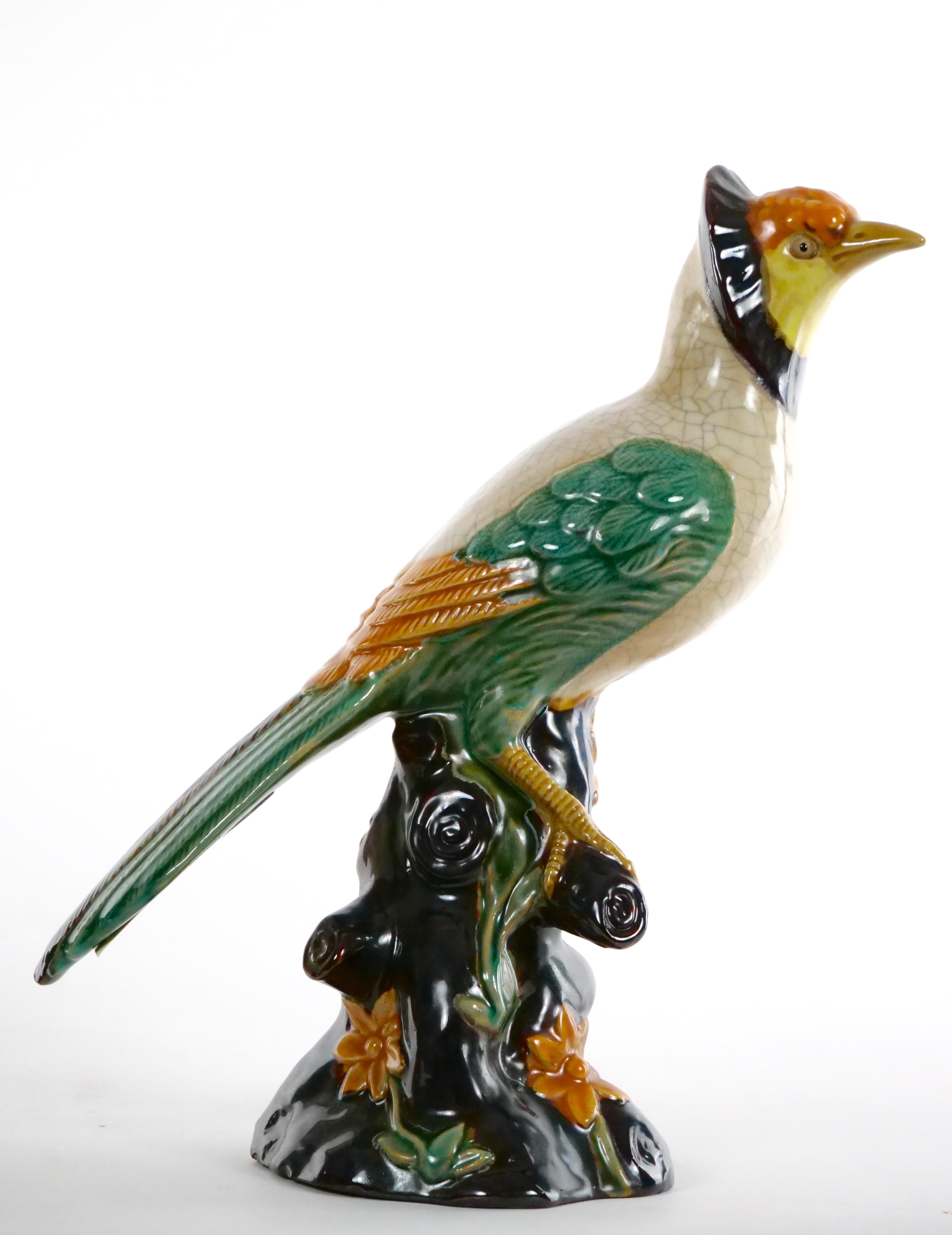 Grande paire de statues d'oiseaux en porcelaine anglaise émaillée / terre cuite en vente 3