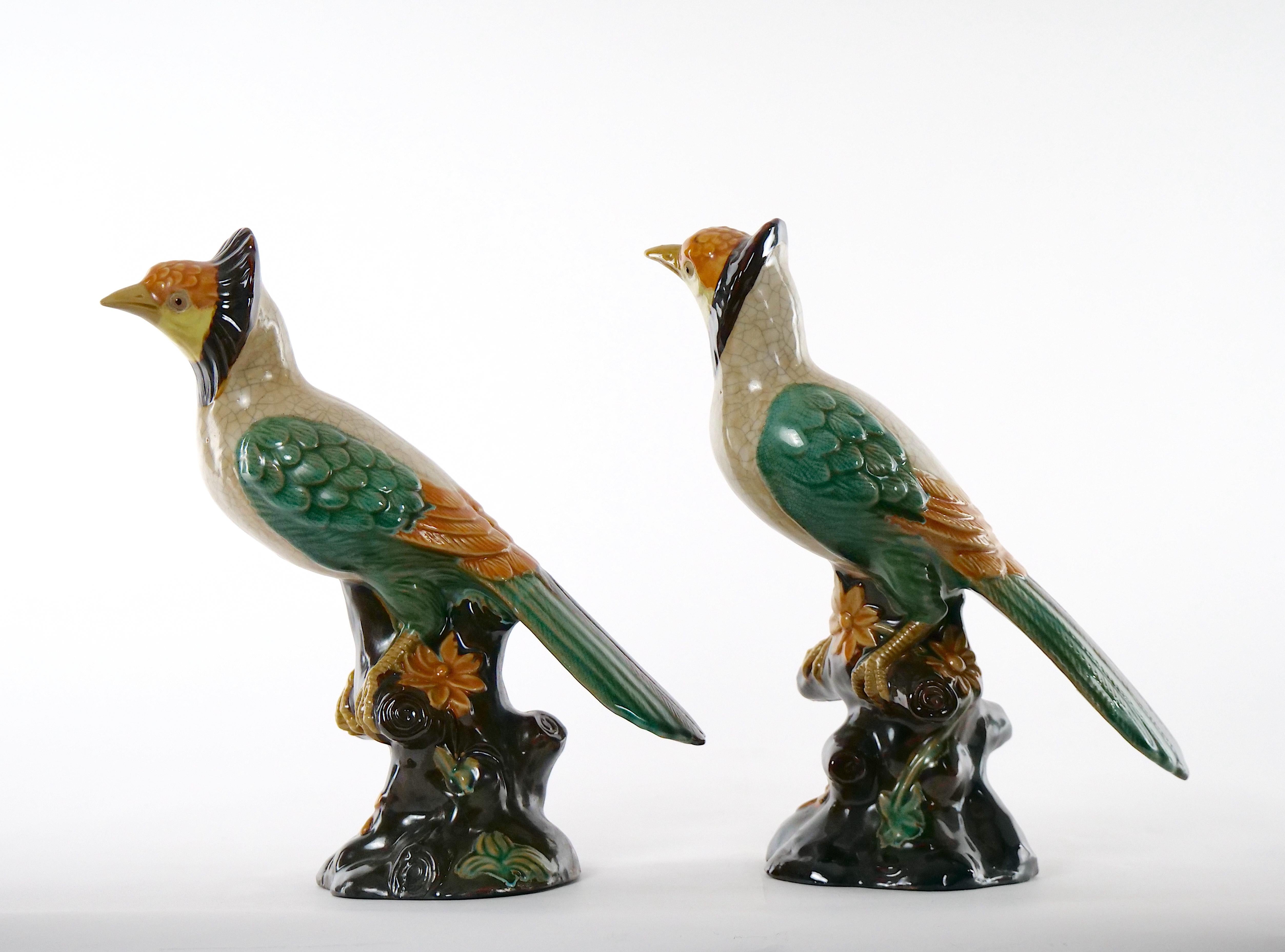 Grande paire de statues d'oiseaux en porcelaine anglaise émaillée / terre cuite en vente 9