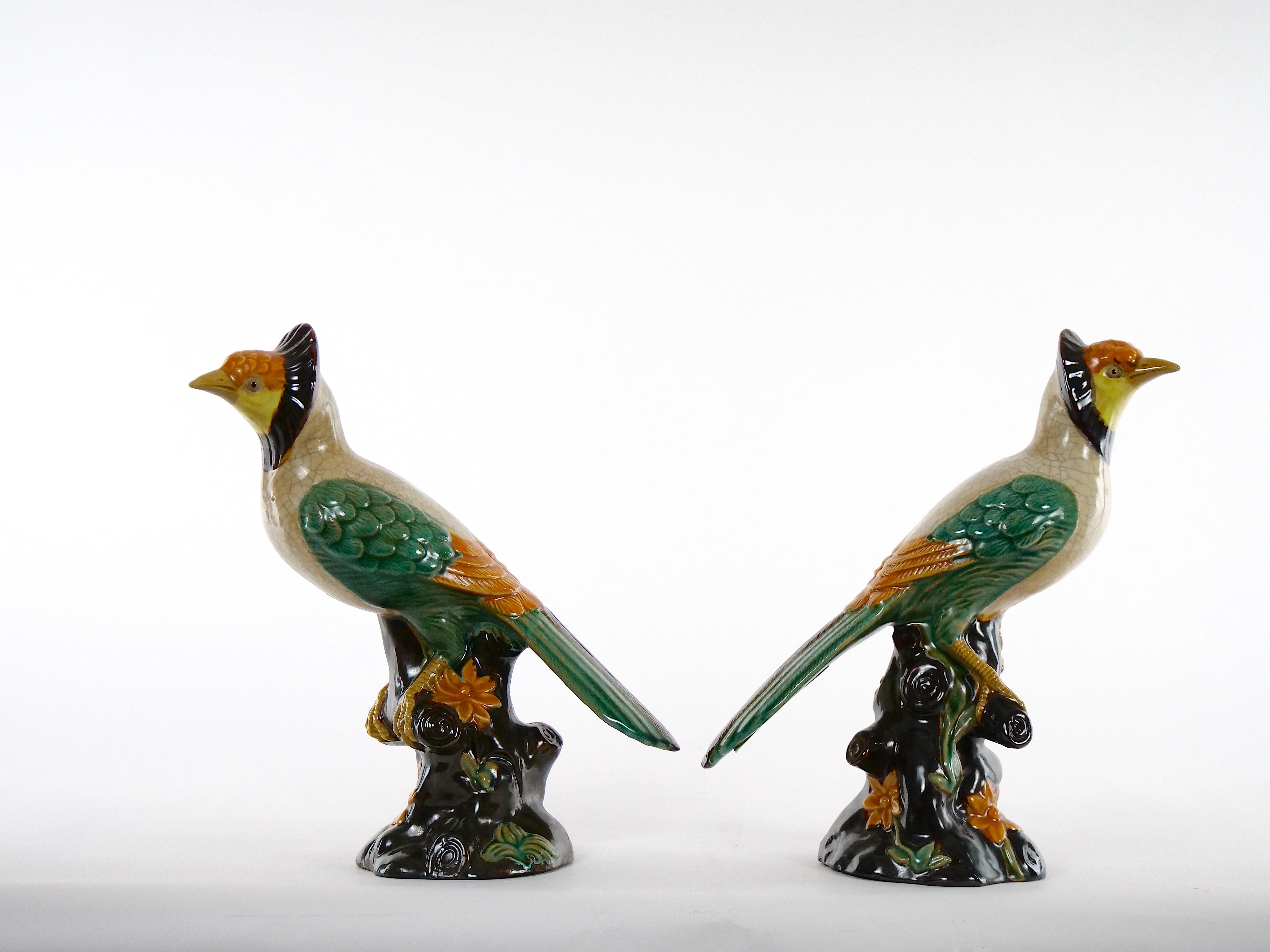 Hollywood Regency Grande paire de statues d'oiseaux en porcelaine anglaise émaillée / terre cuite en vente